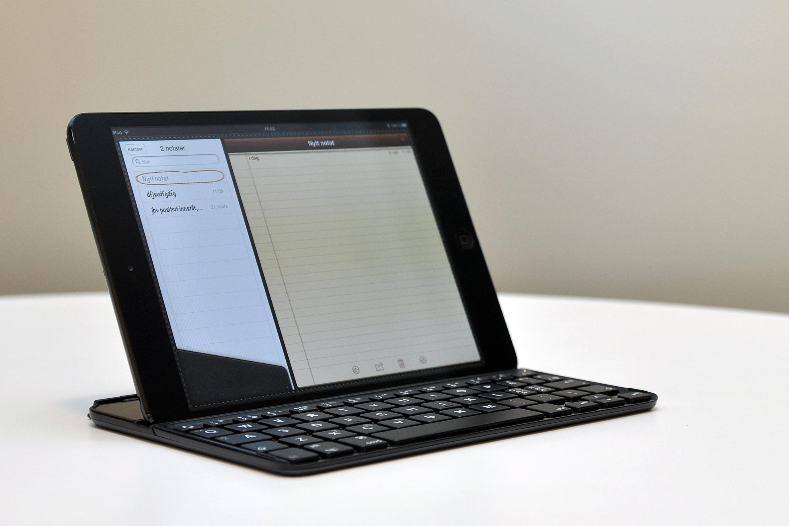 Når du skal bruke tastaturet kan iPad-en festes i et spor litt inn på tastaturet.Foto: Kurt Lekanger, Amobil.no