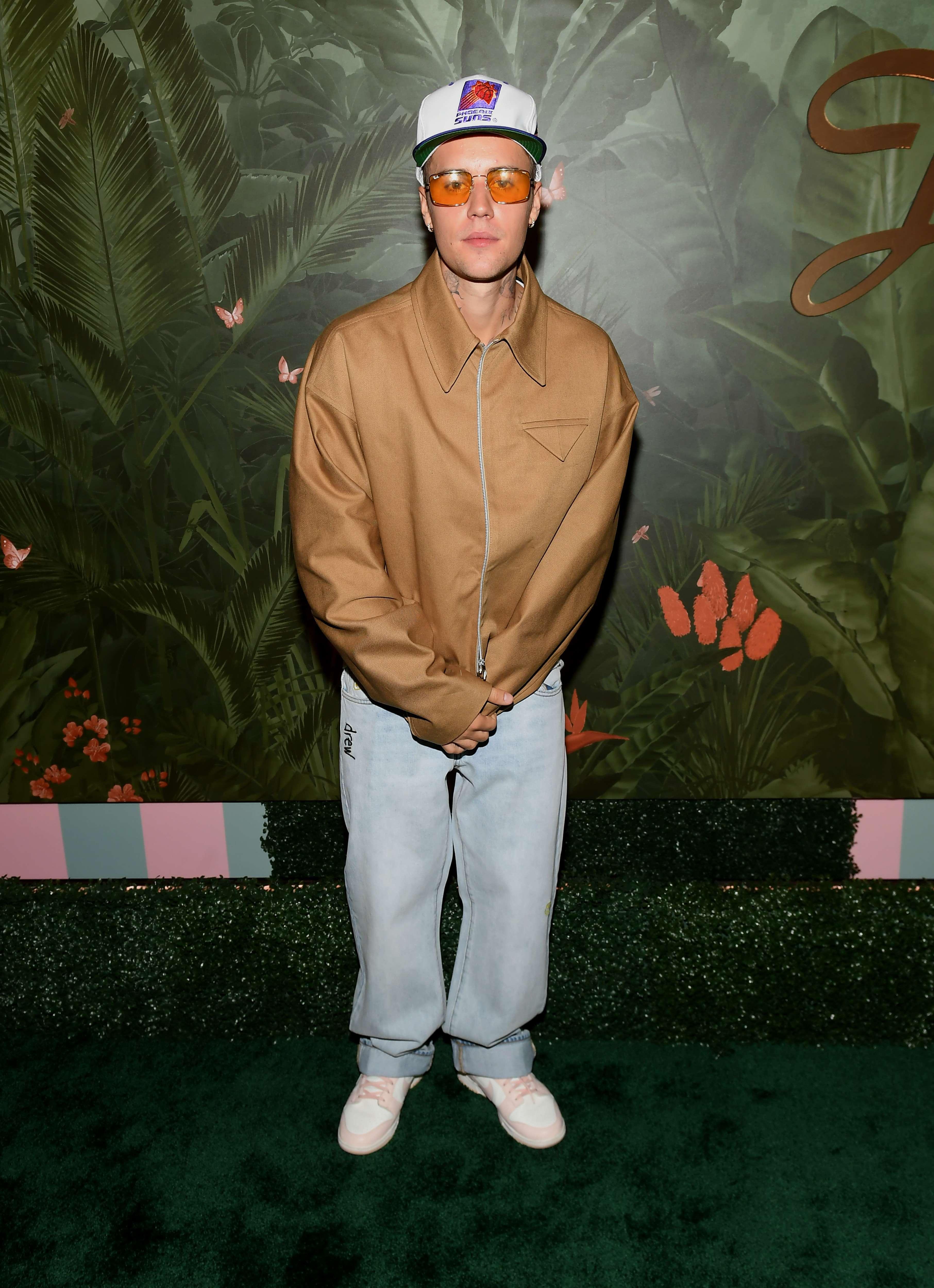 ÅPNINGSFEST: På plass i Las Vegas kledd i et av hans favorittplagg, jeans, en brun jakke, caps og fargede solbriller.