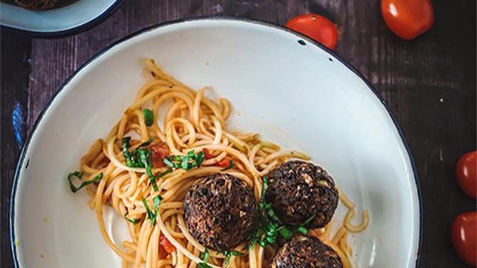 Spagetti och köttbullar = Pasta med tomatsås och smakrika bönbollar 