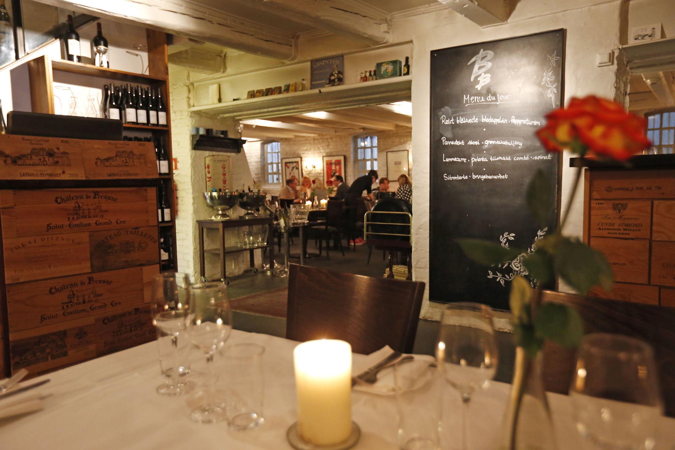 FRANSK FLØRT: Det er ikke noe å si på stemningen på Brasserie Blanche. Restauranten er det den skal være - en enkel fransk nabolagsrestaurant. Foto: Trond Solberg/VG
