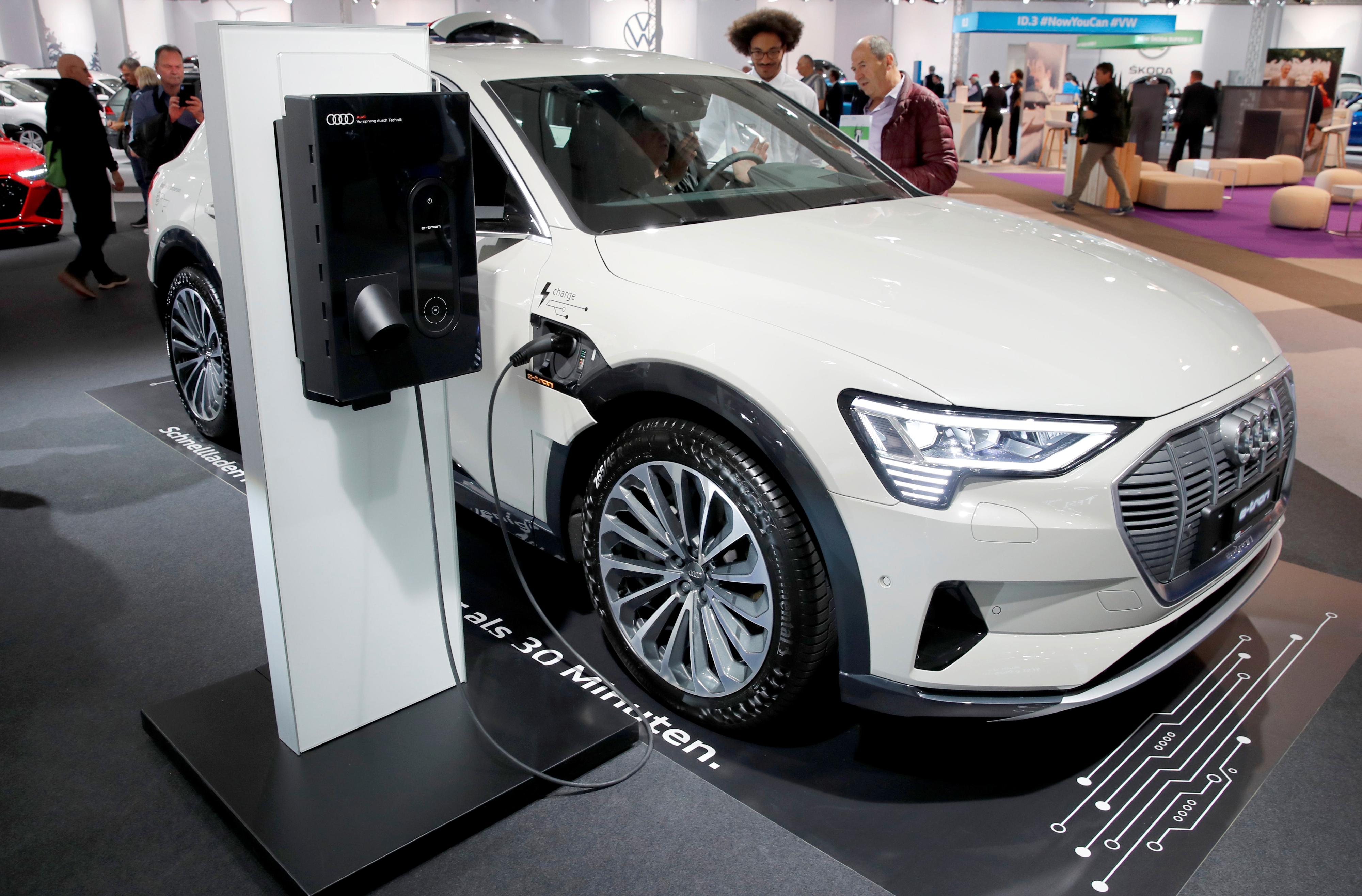 TRØBBEL: Audi har hatt problemer med sin helelektriske SUV. Her er en e-tron på lading under en bilmesse i Zürich torsdag.