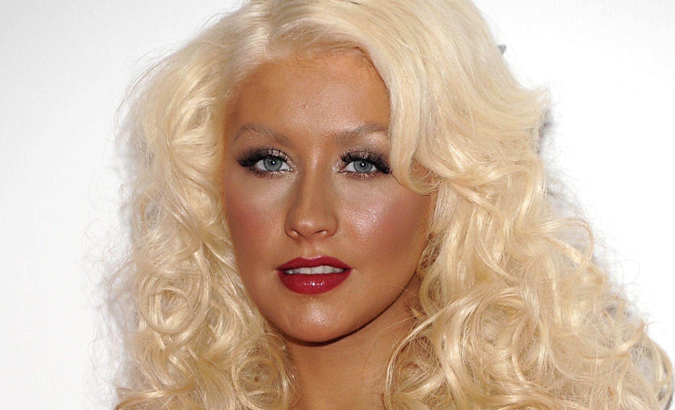 FOR MYE: Christina Aguilera er nydelig - men ville sett enda bedre ut uten ti lag med solpudder. Bildet er fra LACMA-festen i 2010. Foto: NTB Scanpix
