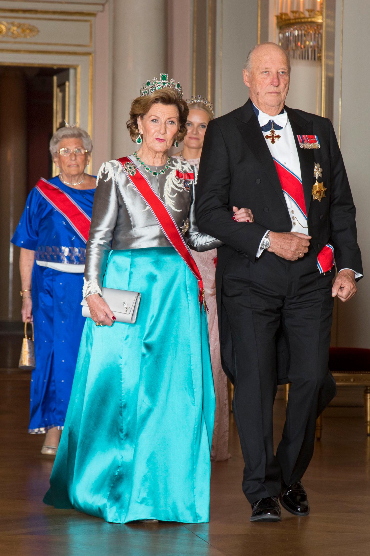 KLARE FOR STORTINGSMIDDAG: Kong Harald, dronning Sonja, kronprinsesse Mette-Marit og prinsesse Astrid ankommer den tradisjonsrike stortingsmiddagen på Slottet torsdag kveld. Foto: Heiko Junge / NTB scanpix