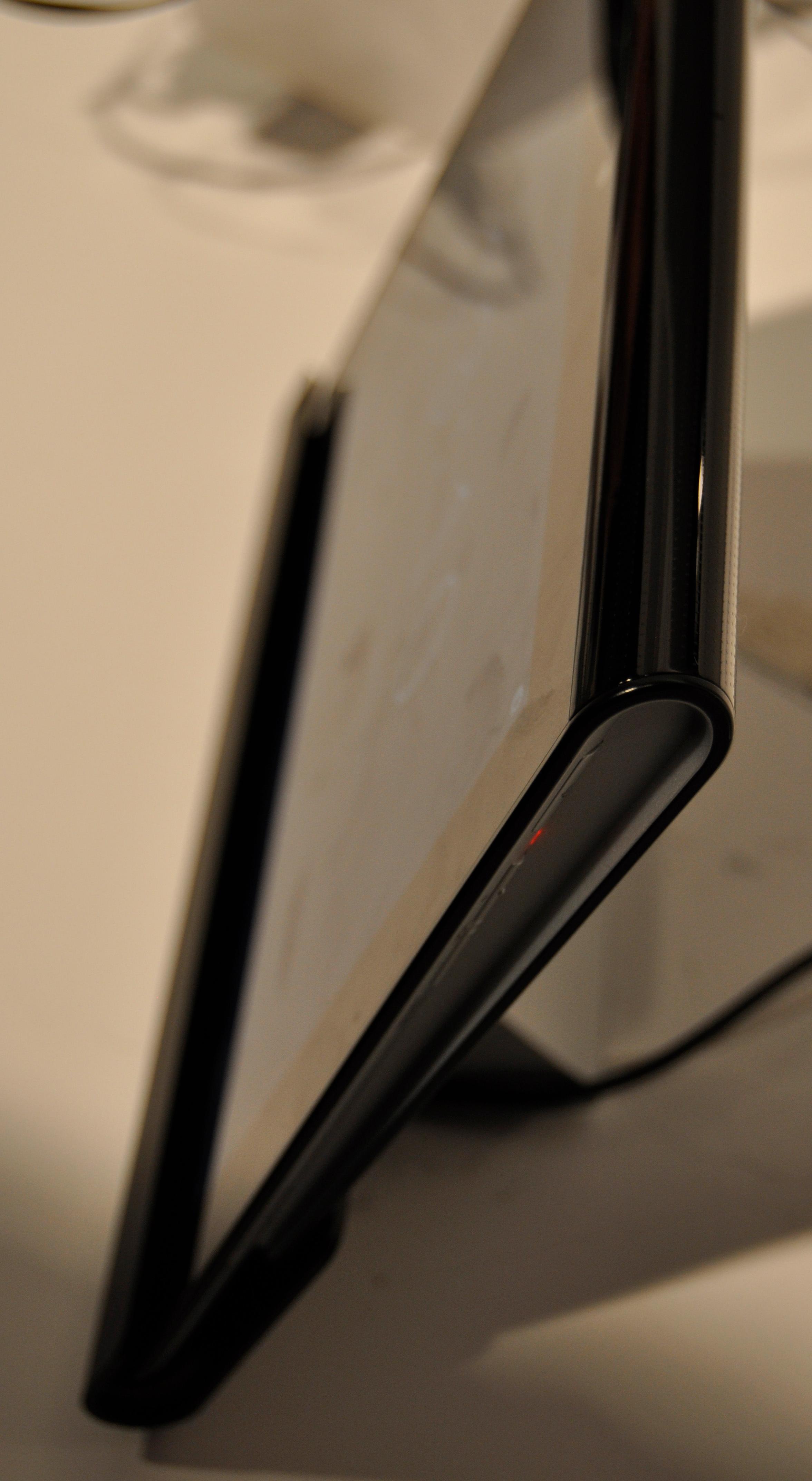 Sony Tablet S skiller seg tydelig fra andre nettbrett i utforming. Her står det i Sonys egen ladekrybbe.