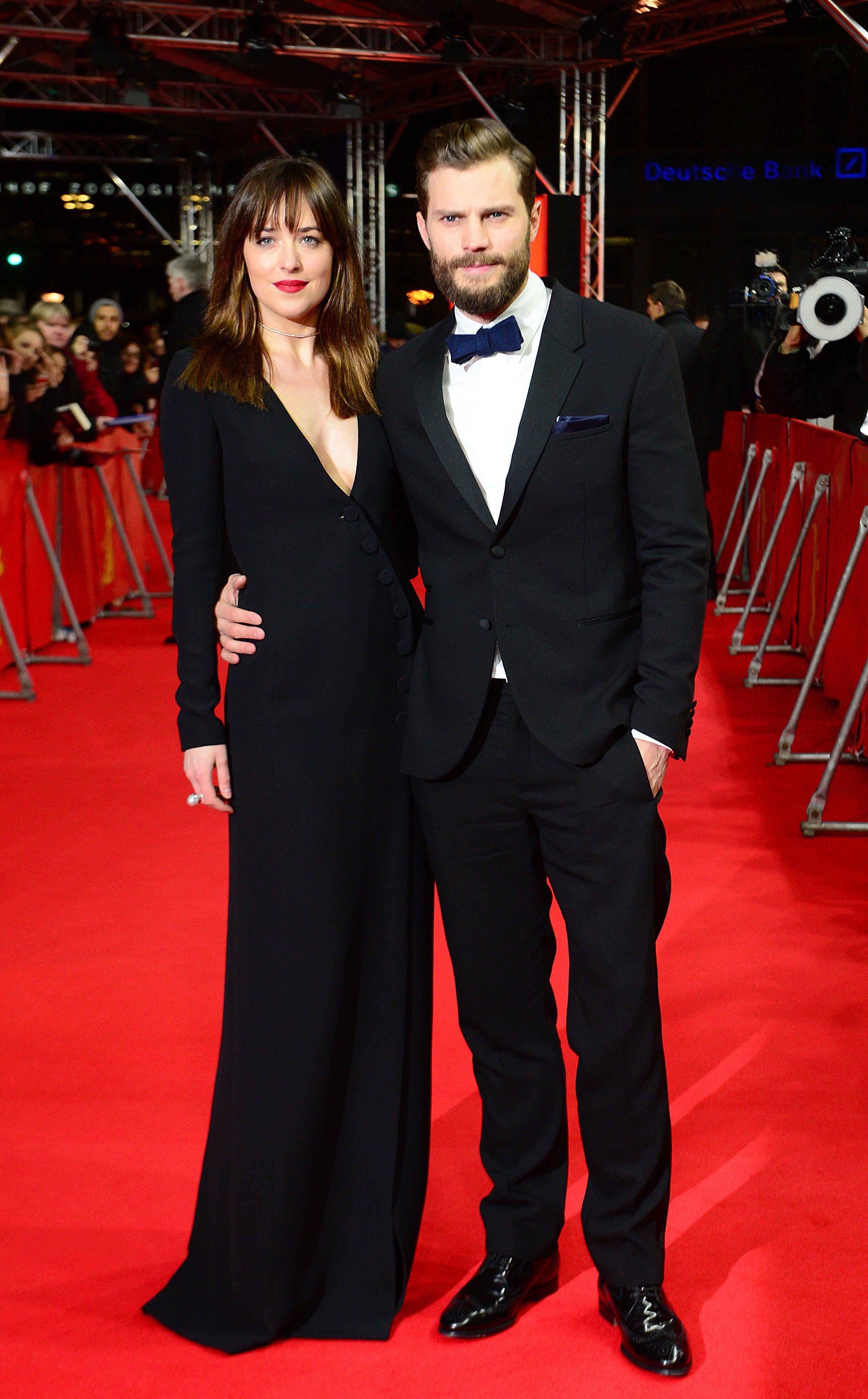 PREMIERE: 2015s mest omtalte skuespillerduo? Dakota Johnson og Jamie Dornan poserer på den røde løperen i anledning premieren av «Fifty Shades of Grey». Begge kledd i sylskarpe, svarte antrekk.