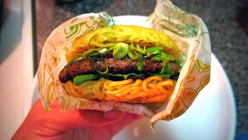 NUDEL-BIT: Keizo Shimamotos «The Ramen Burger» er internetts heteste mat-sensasjon. FOTO: www.goramen.com
