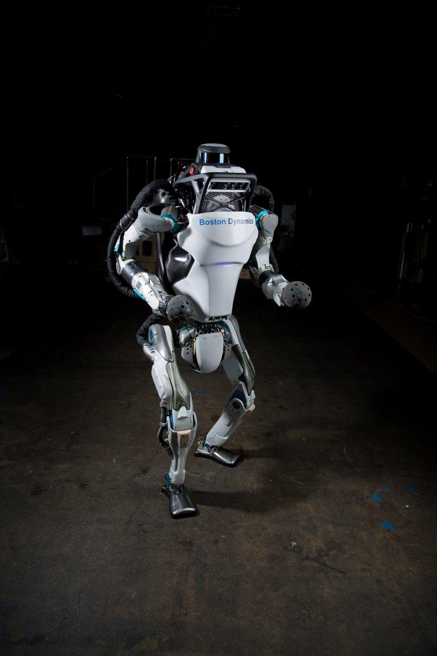 Slik ser dagens Atlas ut i fullfigur. Roboten har gjennomgått mange oppgraderinger gjennom årene. Bilde: Boston Dynamics