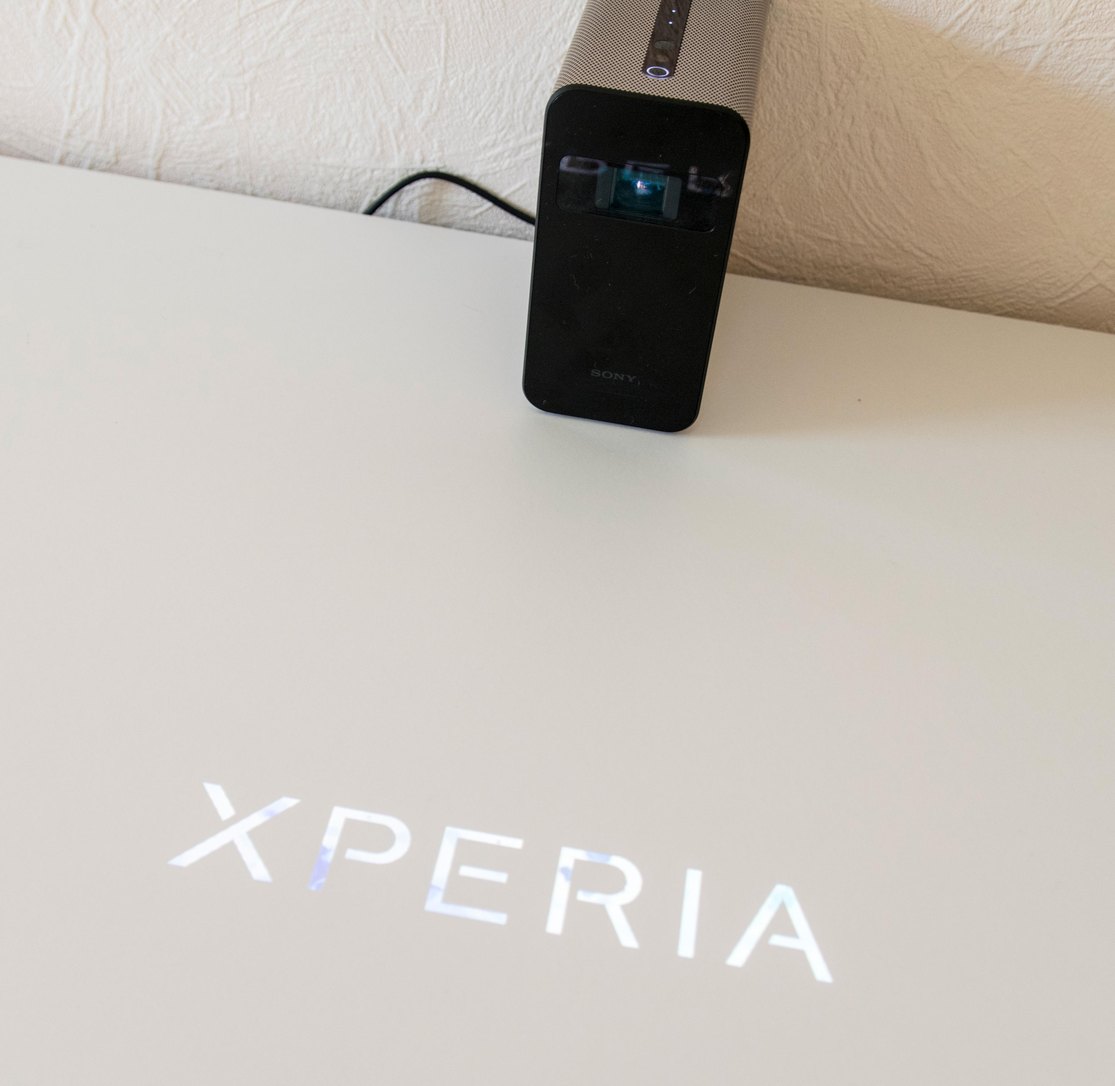 Helt hvite, matte overflater er favorittene til Xperia Touch. Den kan også brukes på andre flater, men da blir ikke bildet allverdens, og blir det for blankt slutter berøringssensoren å virke skikkelig.
