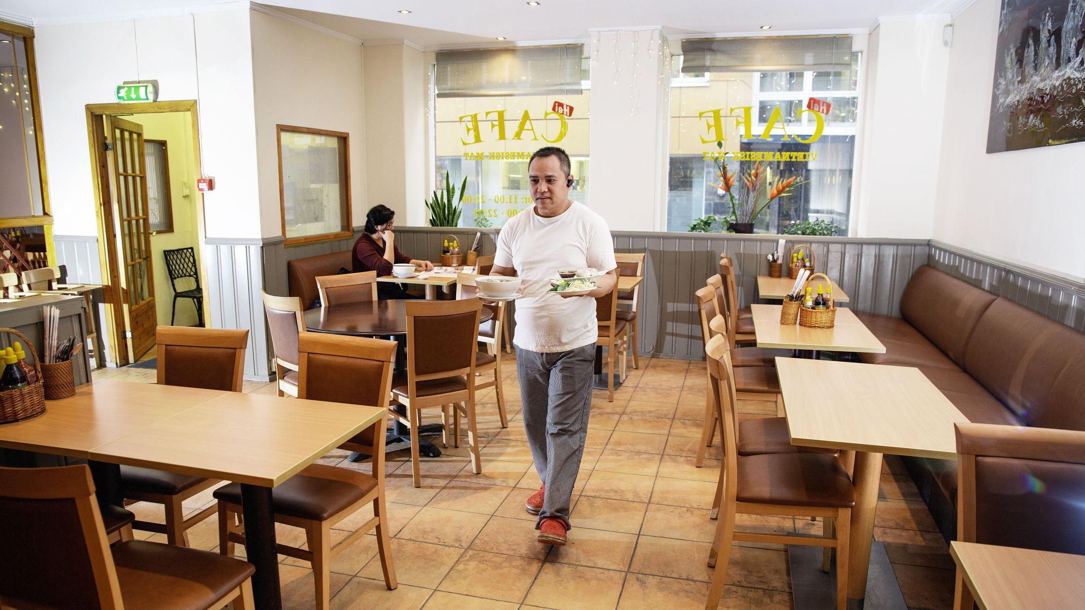 GODE SMAKER: Kokken Le Tan Duoc serverer smakelige måltider på Hai Café. Foto: Magnar Kirknes/VG