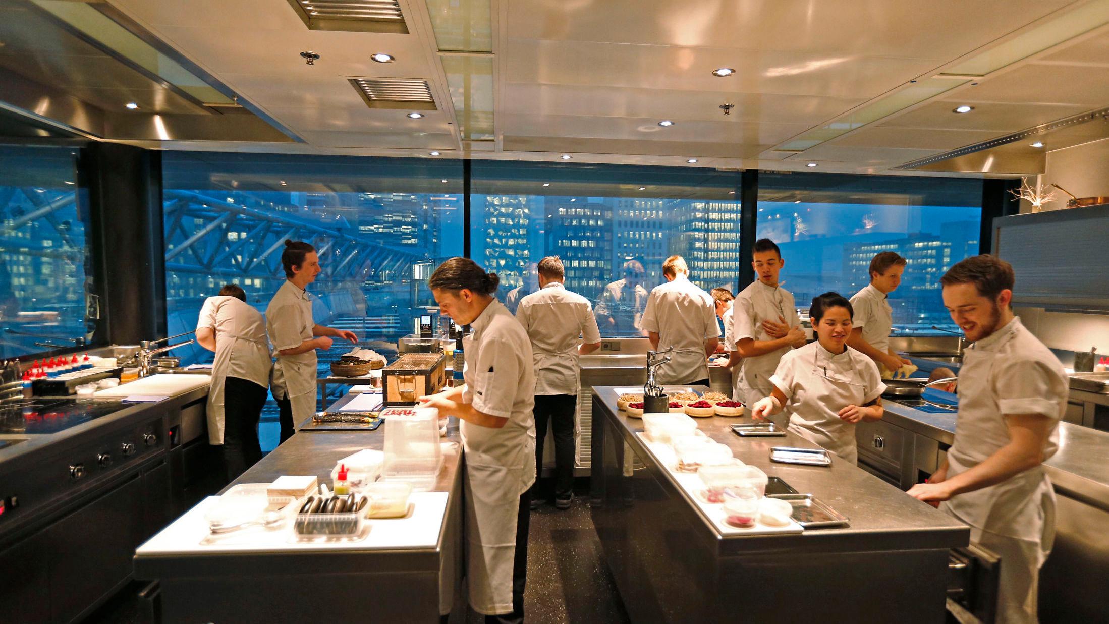 MAAEMO-KJØKKENET: Restauranten fikk tre stjerner i Michelin-guiden i fjor.