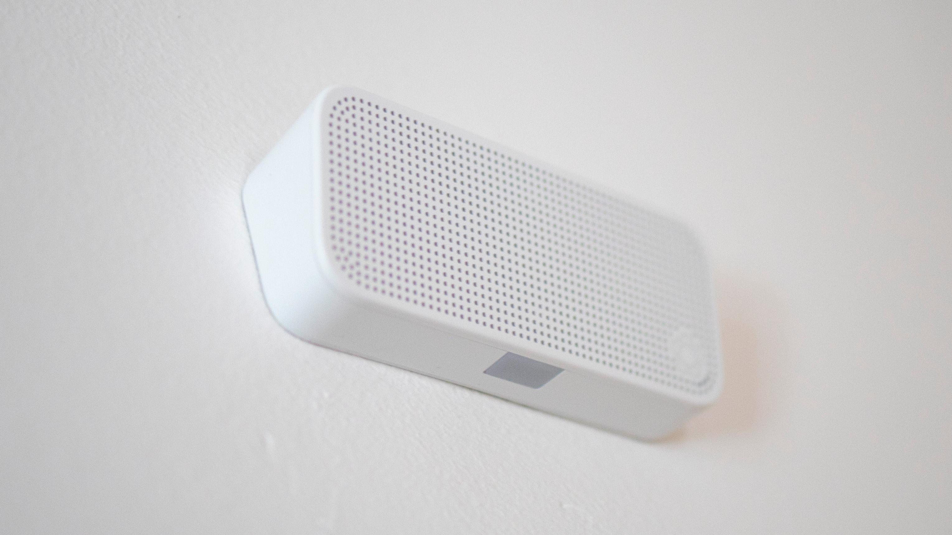 Denne høyttaleren gjør det enkelt for Verisure å kommunisere med deg når alarmen er utløst. 