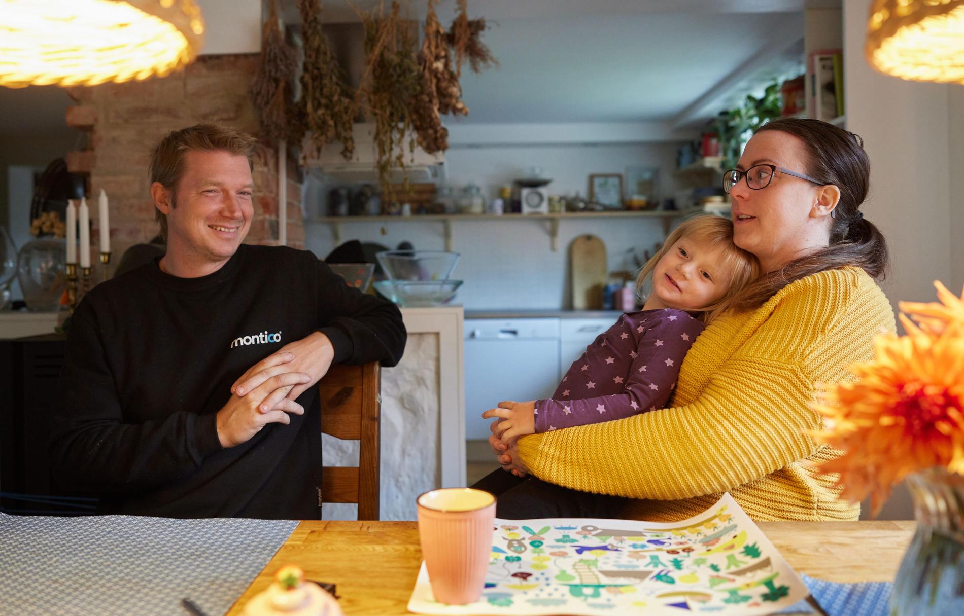 37-årige Johan och 33-åriga Linda Johansson Frodig är födda i Kristianstad och längtade efter ett annat liv. Väl på plats i huset föddes dottern Ametista, nu tre år.