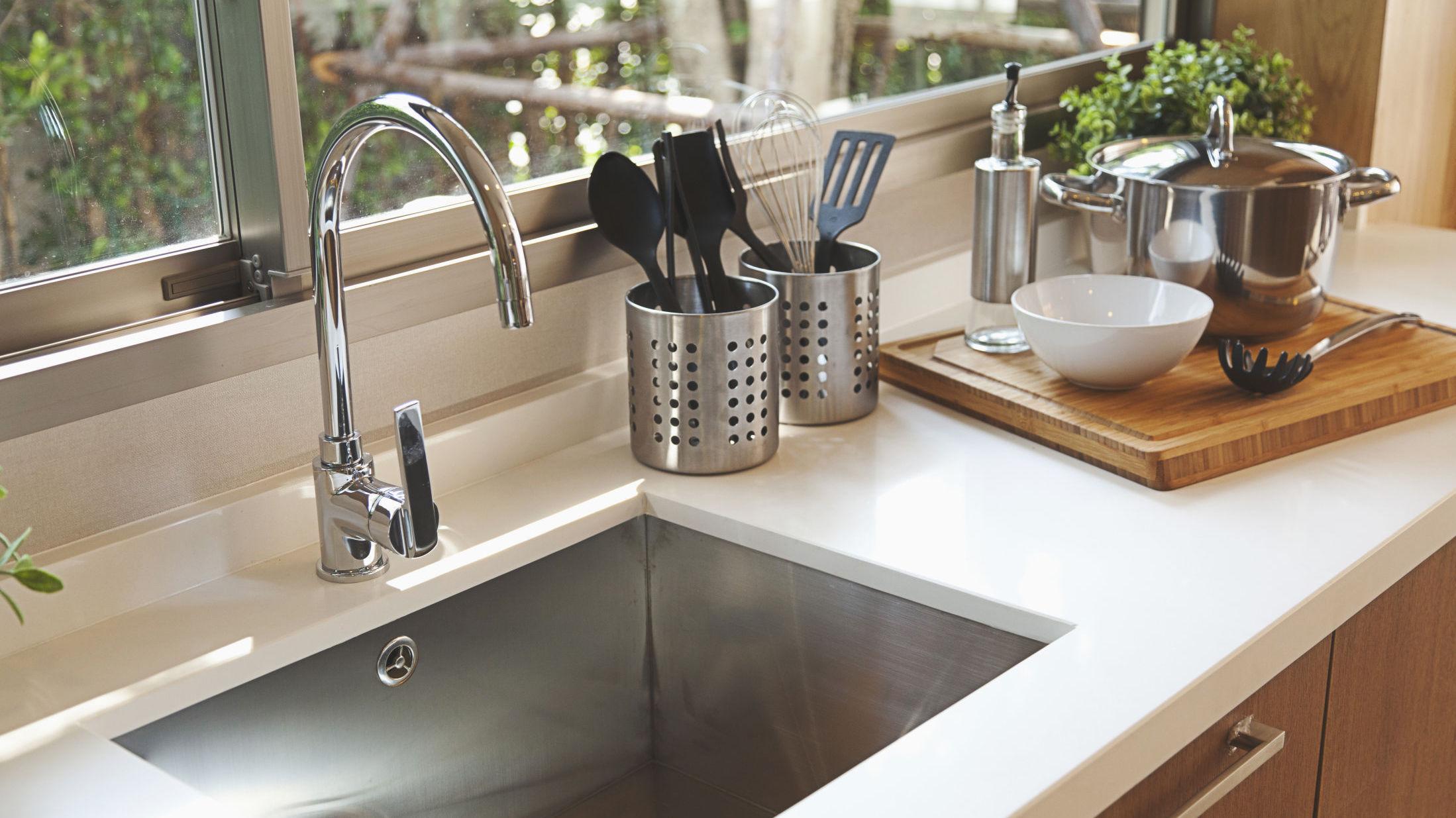 KLAR TIL BRUK: Med noen grep kan du enkelt holde kjøkkenet ryddig nesten hele tiden. Foto: Shutterstock / NTB scanpix