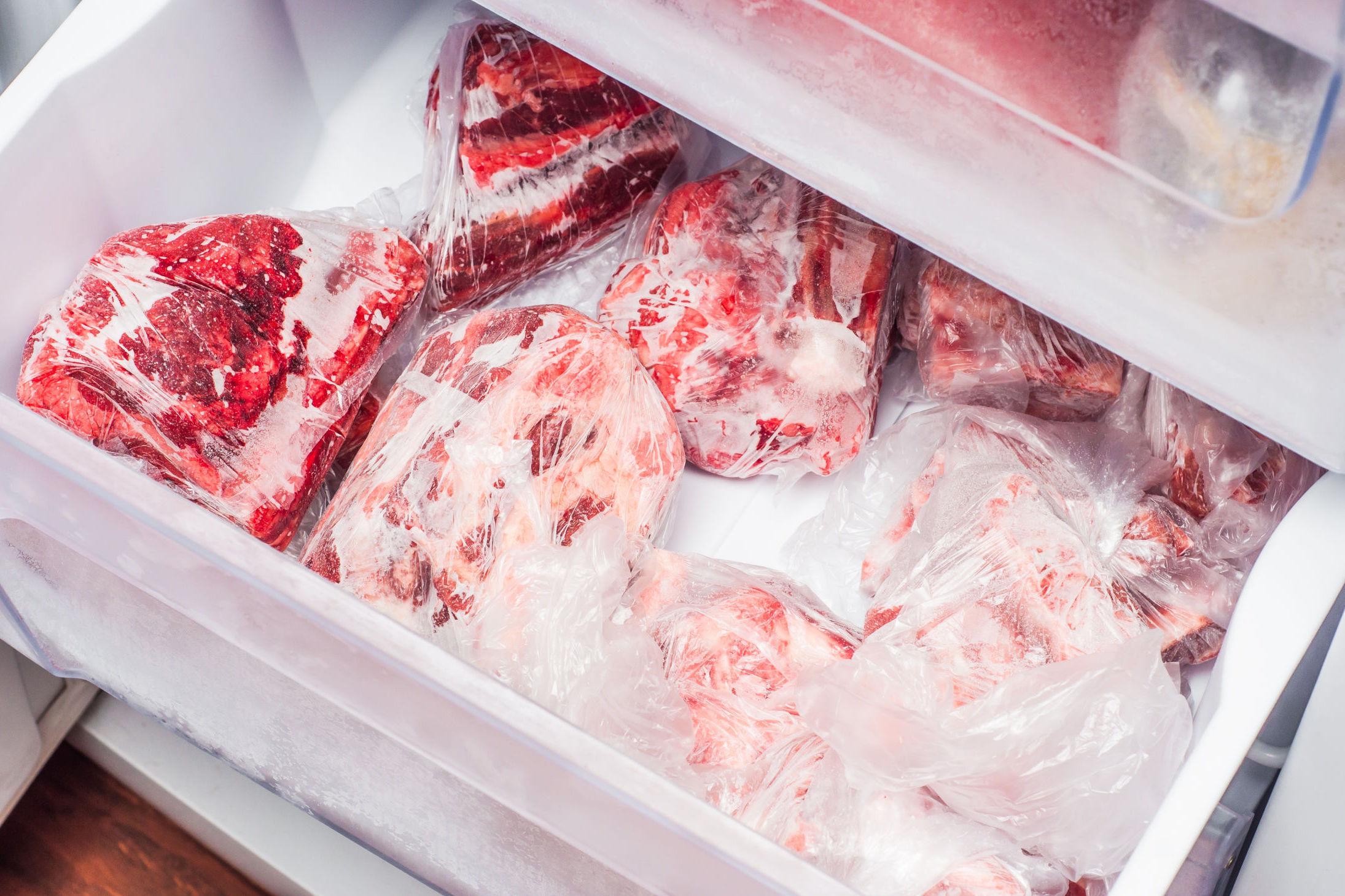 RIKTIG EMBALLERING: Pakk kjøttet godt inn og press ut mest mulig luft før nedfrysing. Foto: Shutterstock / NTB scanpix