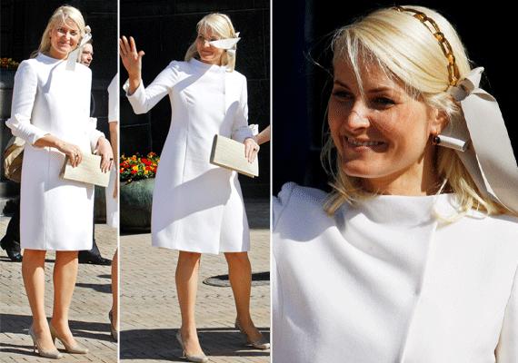 ELEGANT: Kronprinsessen strålte i kritthvit kåpe og nytt hårbånd med stor sløyfe under dronning Margrethe av Danmark sin 70-årsdag i København i 2010. Foto: NTB Scanpix