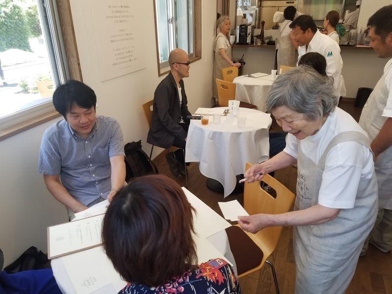 PÅ JOBB: Servitør Aiko på Restauranten for feilbestillinger. Foto: Mamoru Ichikawa/ Yahoo! Japan Corporation Byline