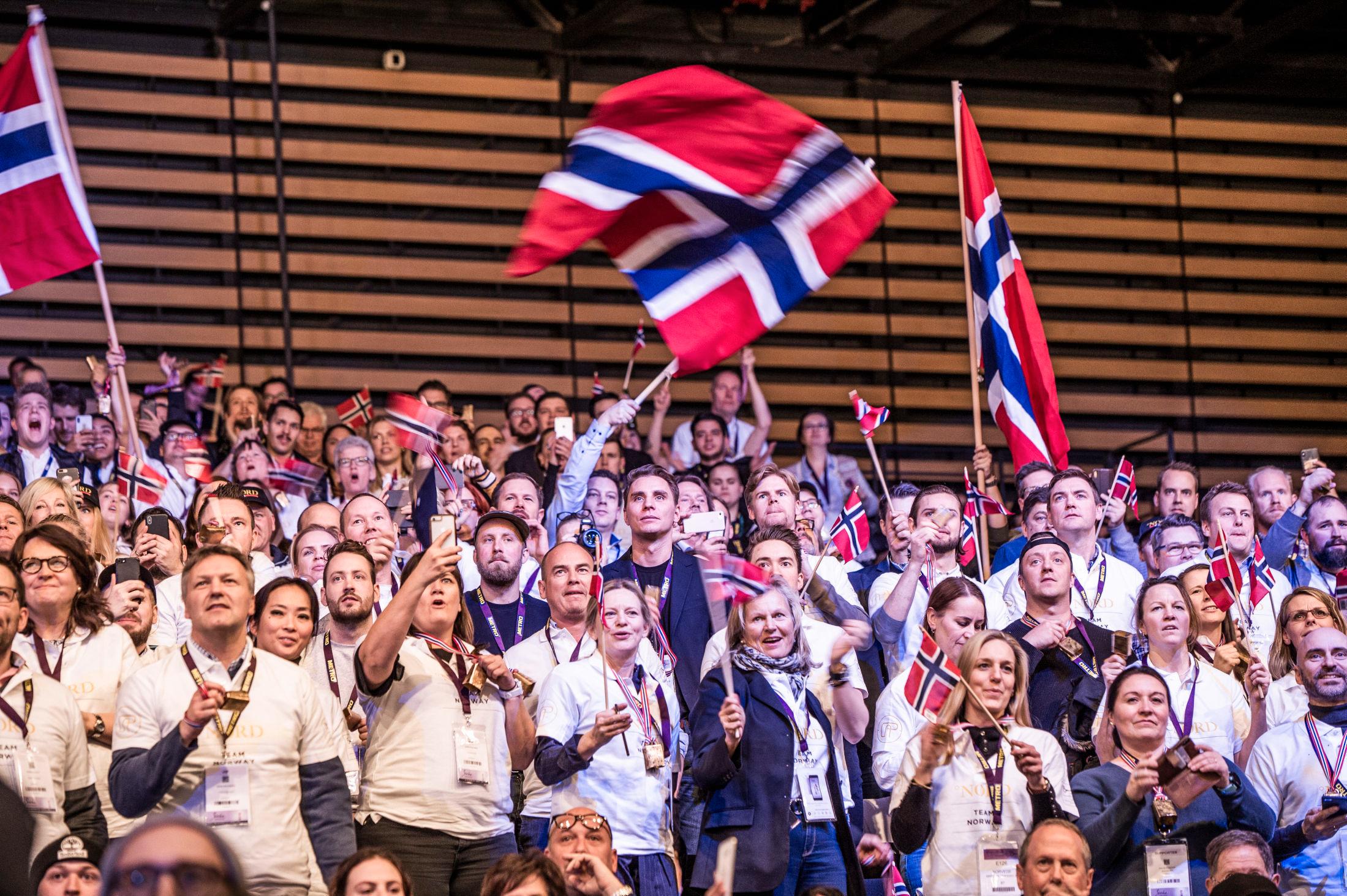 HEIAGJENG: Det norske teamet får støtte av en stor gjeng supportere på tribunen i Lyon. Foto: Tom Haga