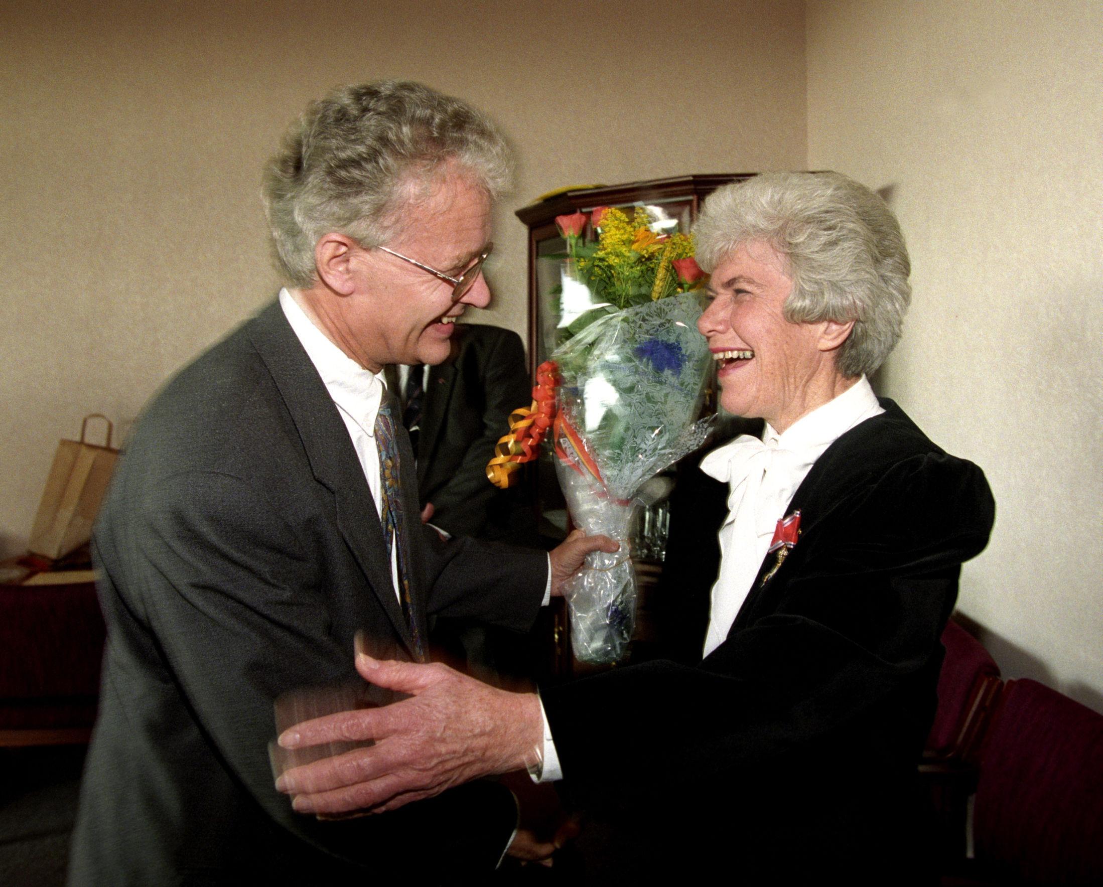 1994: For 20 år siden ble Ingrid Espelid Hovig utnevnt ridder av 1. klasse av St. Olavs Orden. Her sammen med daværende kringkastingssjef Einar Førde. Foto: Erik Johansen / NTB scanpix