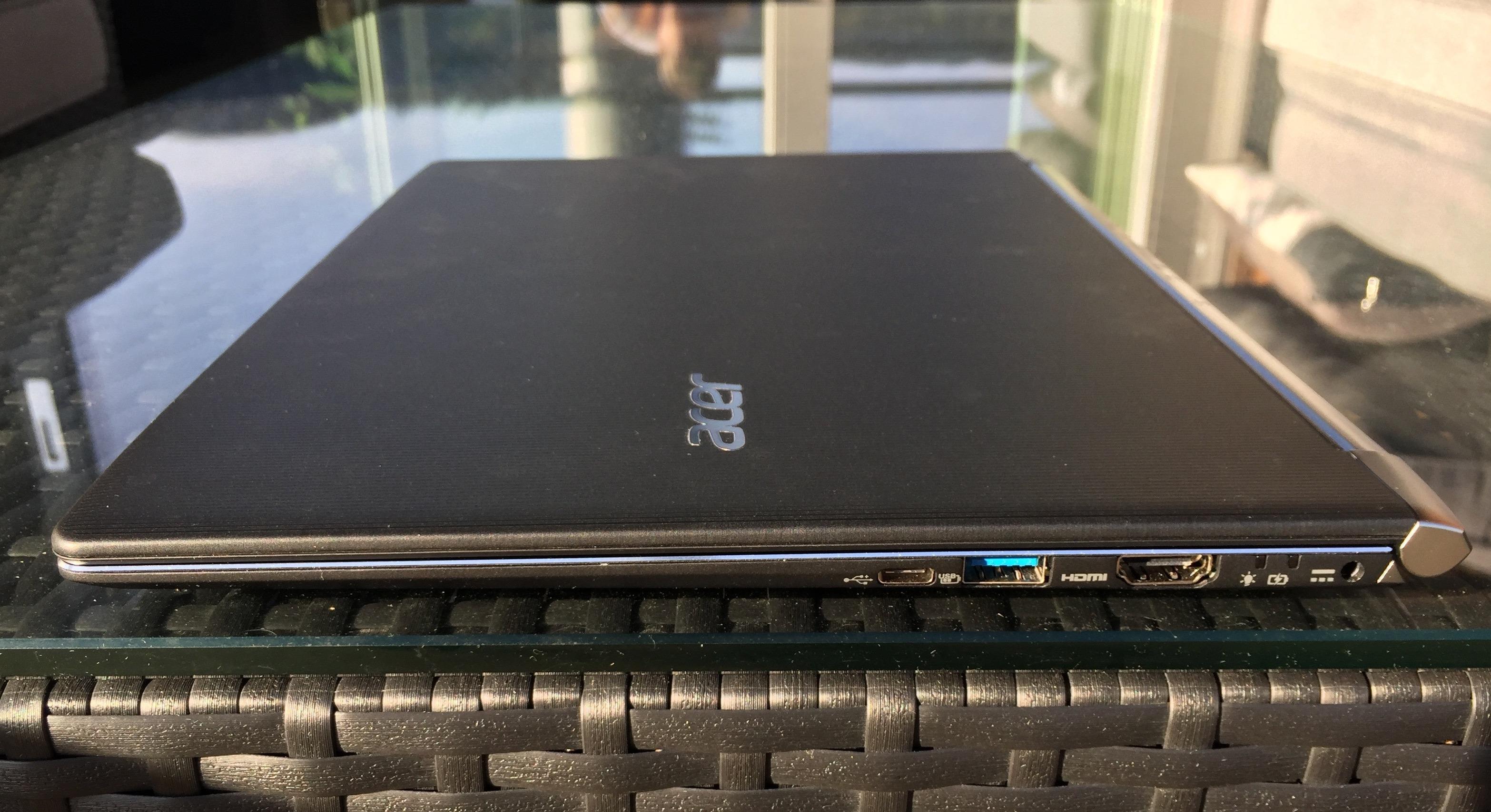 Aspire S13 måler 1,46 centimeter i tykkelse. Dette er langt fra best i klassen, men vi mener Acer har balansert tykkelsen godt med tanke på batteridriftstid og tastevandring.