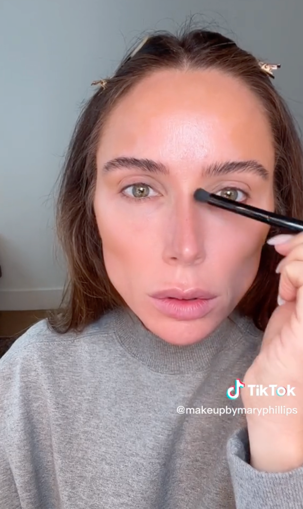 Mary Phillips visar upp sin makeup-teknik i en Tik Tok video med nära fem miljoner visningar. 