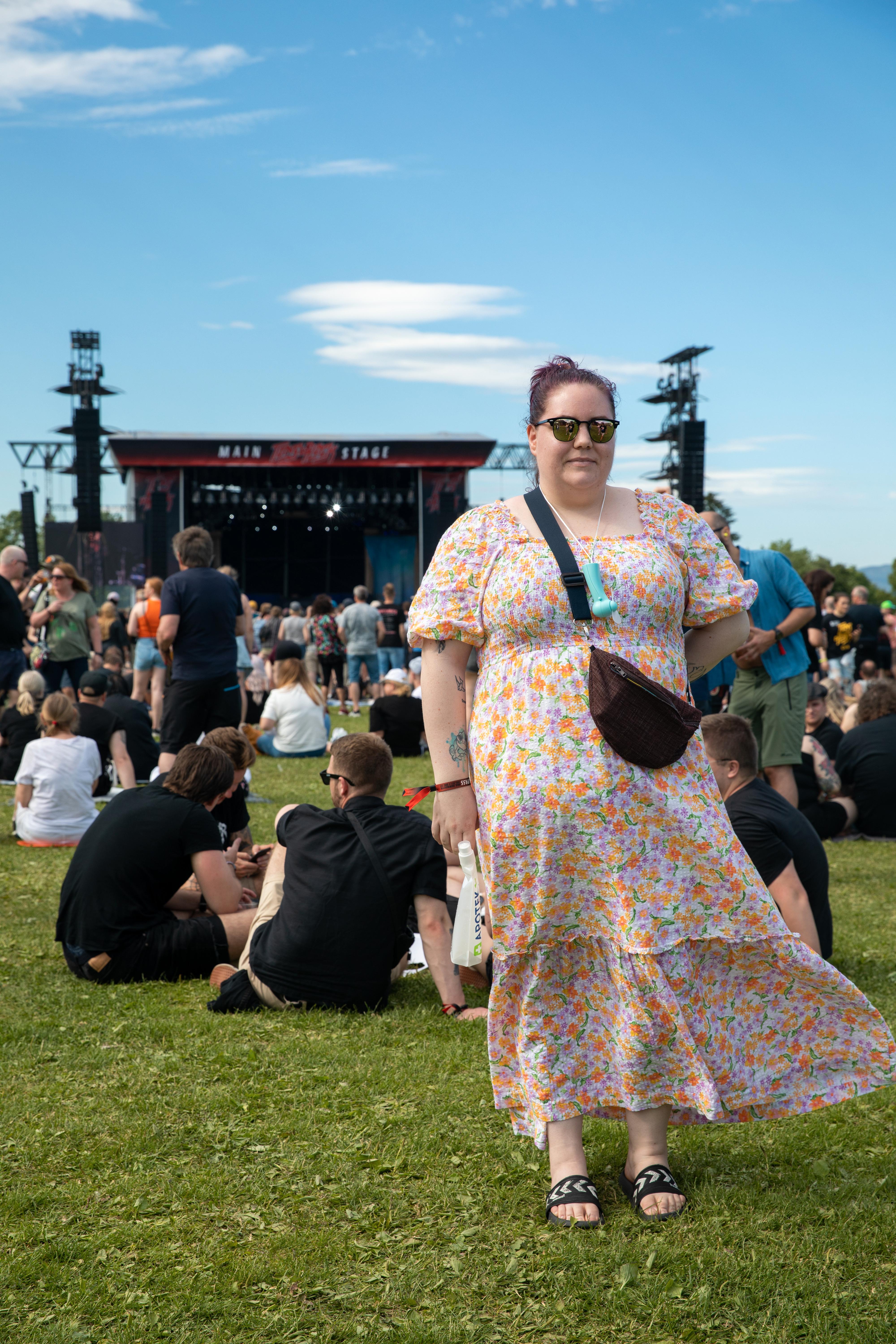 SKILLER SEG UT: Annika oppdaget fort at hun skilte seg ut på festivalen i sin sommerlige kjole. 