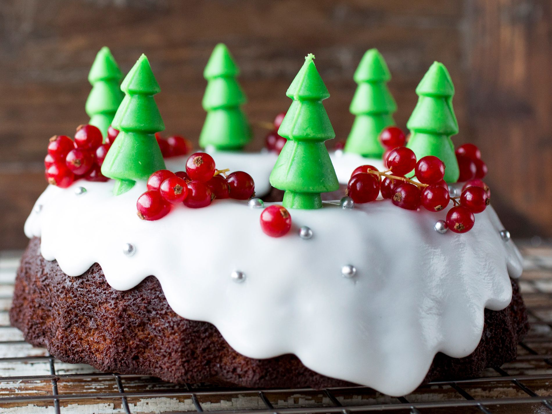 Jultårta med choklad och marsipangranar.