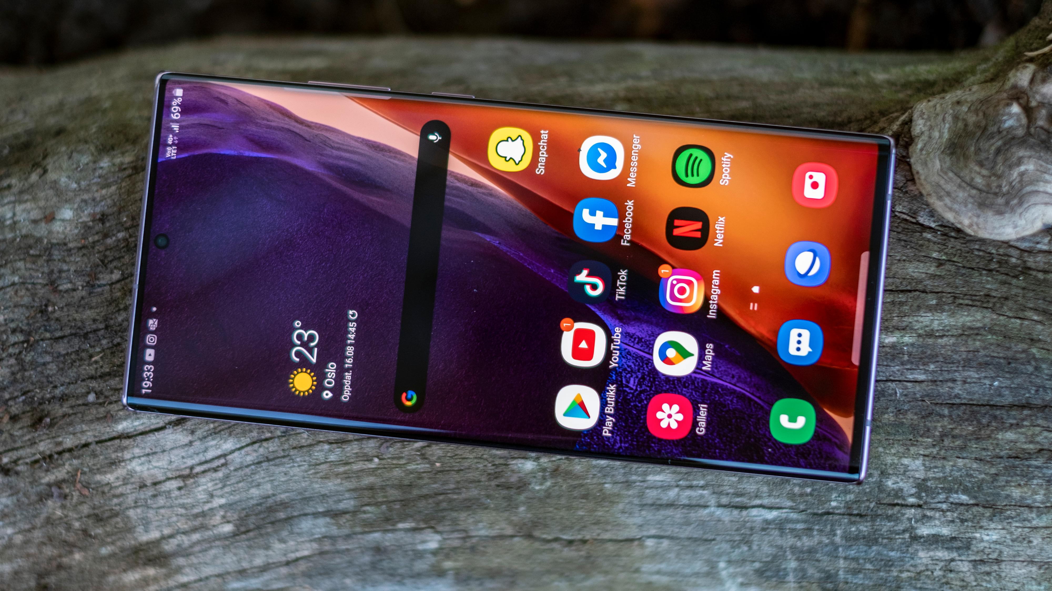 Samsung har laget den sannsynligvis beste skjermen vi har sett i noen mobil. Her kan de kunsten å lage lyssterk, fargeriktig og behagelig skjerm å se på til fingerspissene.