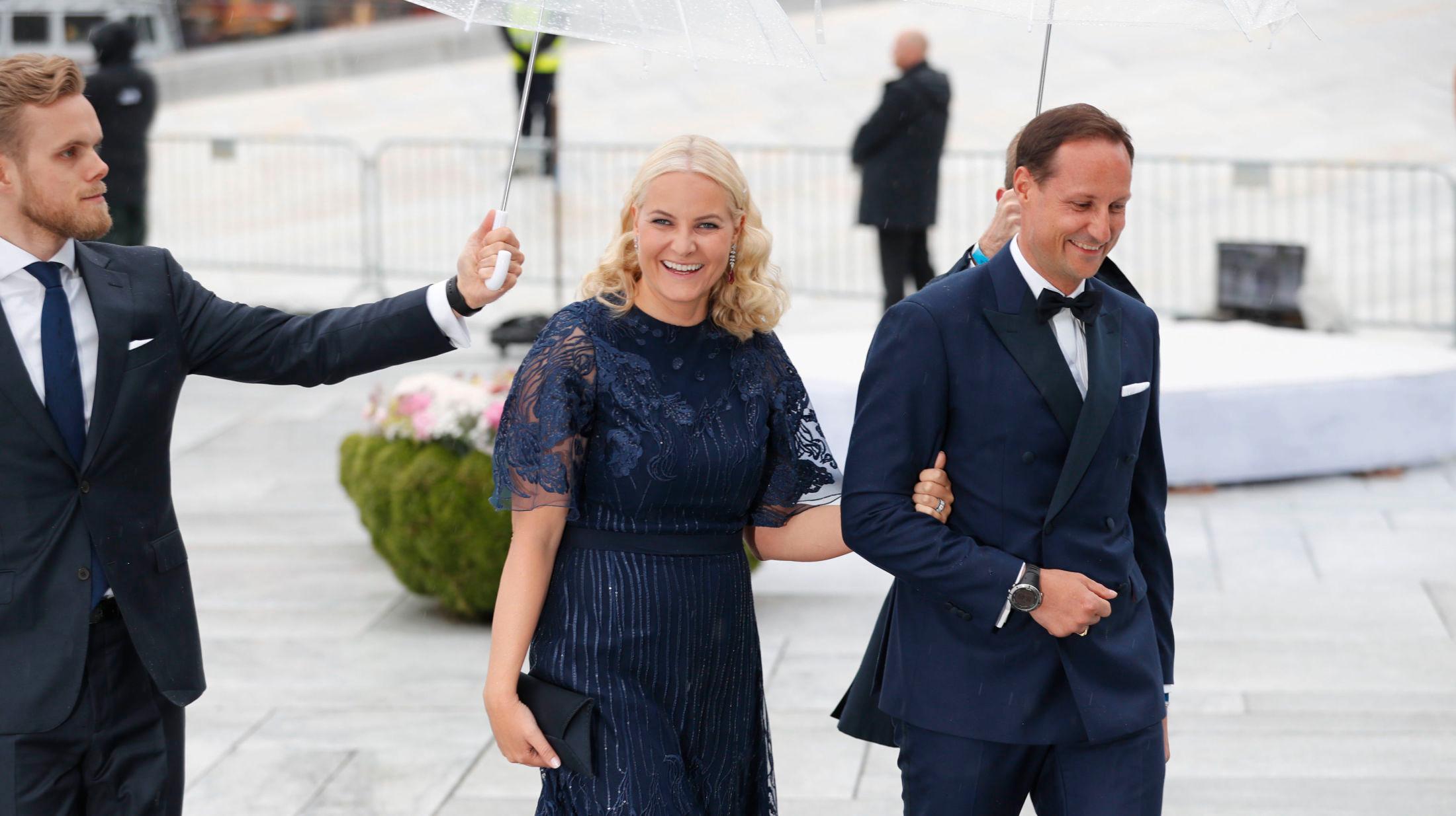 TILDEKKET: Kronprinsesse Mette-Marit hadde på seg en fotsid kjole uten utringning og med trekvart erm. Foto: Frode Hansen/VG