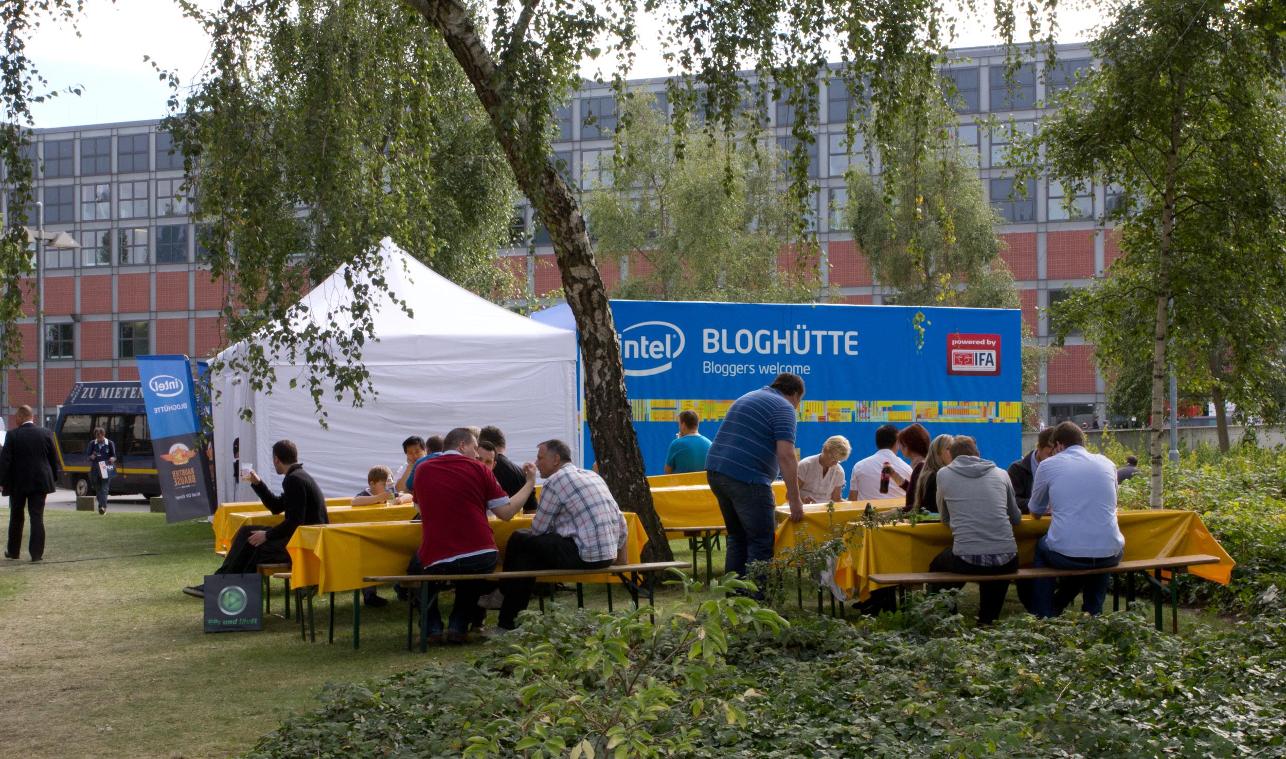 Intel satt opp eget telt for bloggere utenfor hallene.