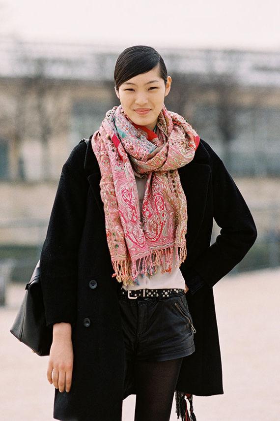 ROSA: Den japanske modellen Chiharu Okunugi er en av tre jenter som fronter Chanels høstkampanje denne sesongen. Mellom de mange visningene hun gikk under moteukene, viste hun seg blant annet i et fantastisk fargesterkt skjerf. Foto: VanessaJackman.Blogspot.com