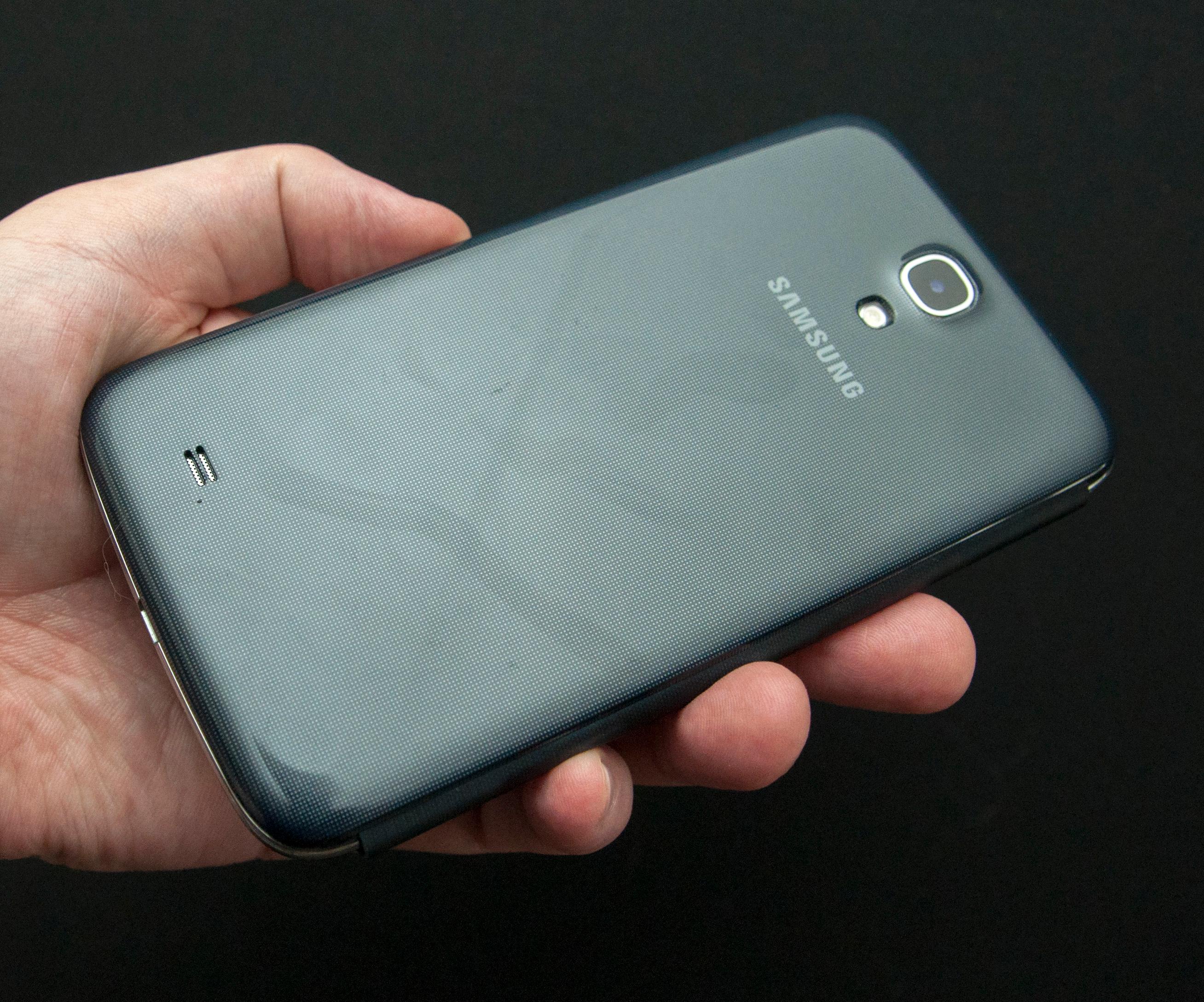 Baksiden av telefonen har det samme prikkemønsteret som vi kjenner fra Galaxy S4.Foto: Finn Jarle Kvalheim, Amobil.no