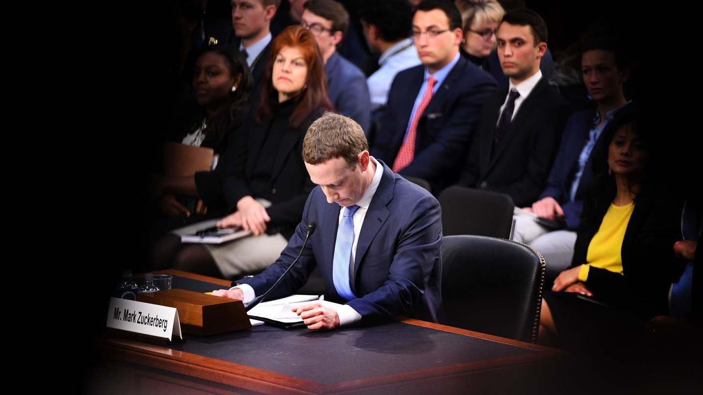 2018 har vært et tungt år for Facebook-sjefen Mark Zuckerberg. Her under høringen i det amerikanske senatet etter Cambridge Analytica-skandalen.