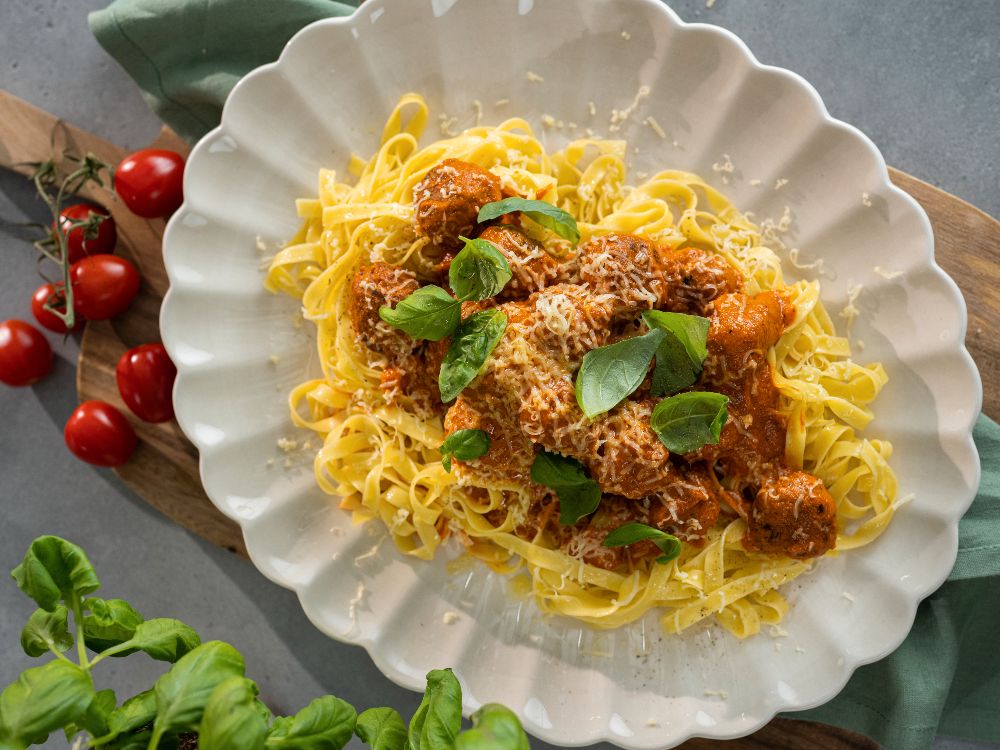 Årets Rätt är köttbullar med tomatsås och pasta, där köttbullarna består av hälften blandfärs och hälften färs på svenskodlade baljväxter. 