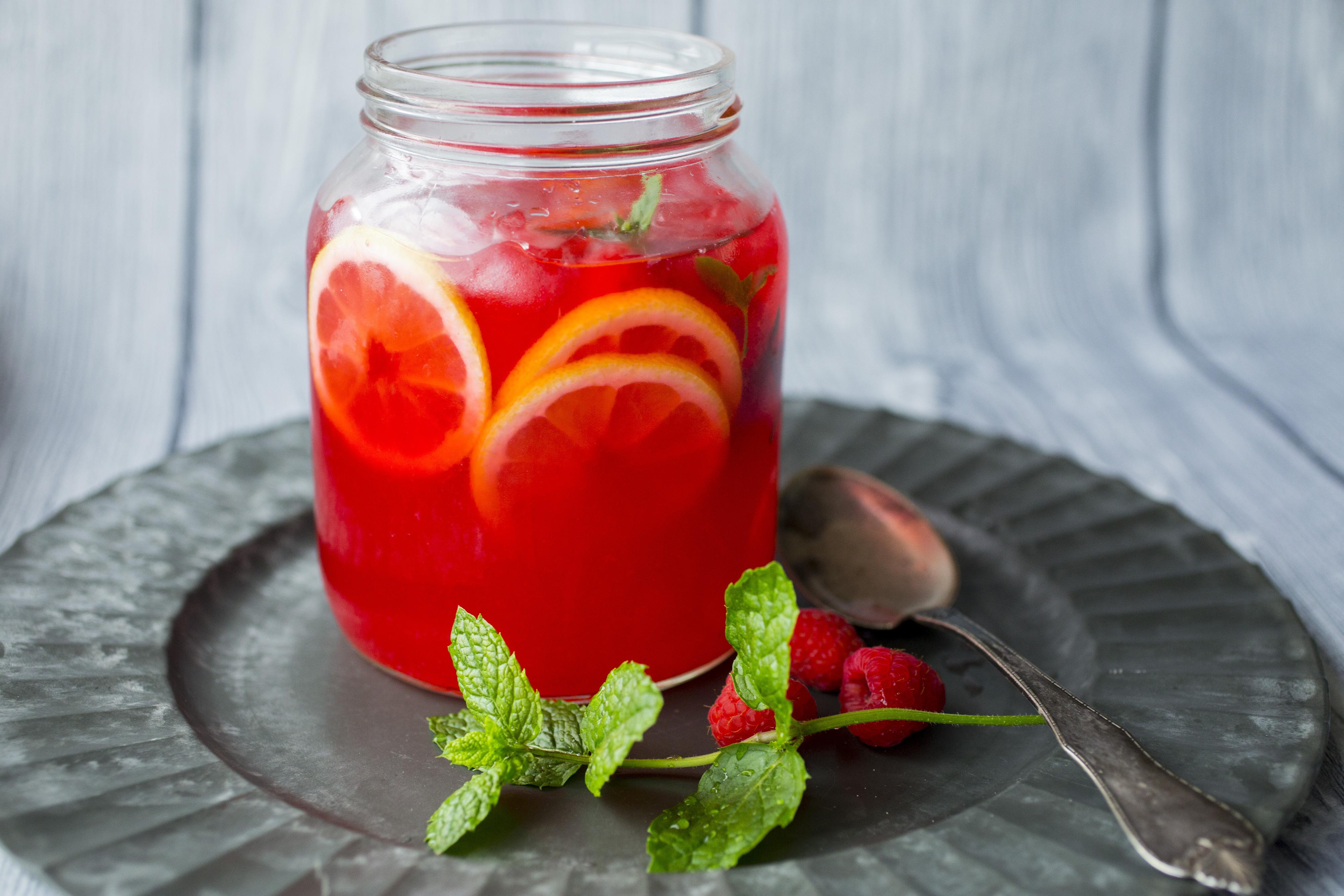 Er vanlig limonade for surt for deg? Prøv «pink limonade» med bringebær og sitron. Kanskje dette blir din nye sommerfavoritt?
