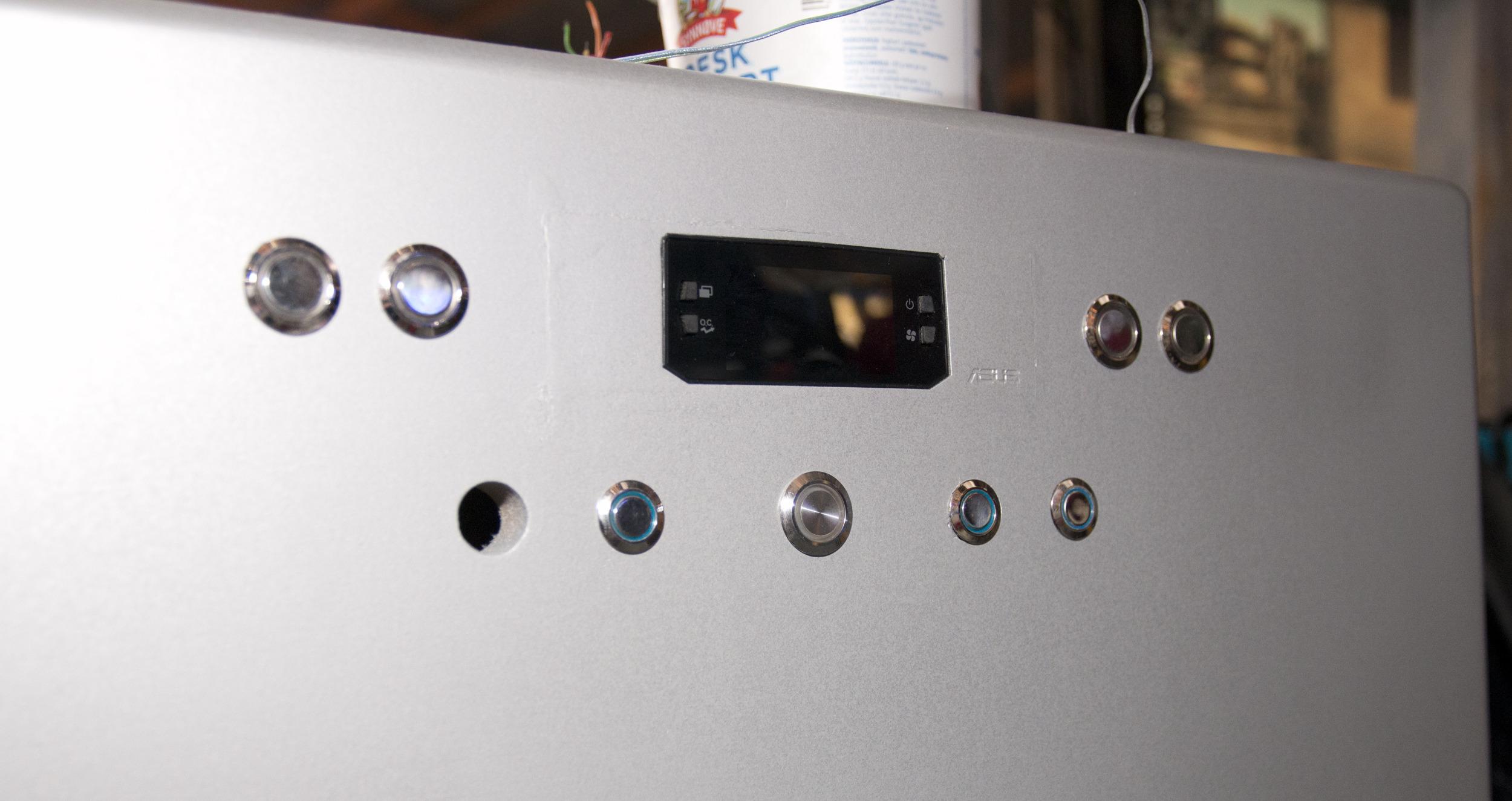 Diverse knapper i front, samt panelet fra Asus-hovedkortet.