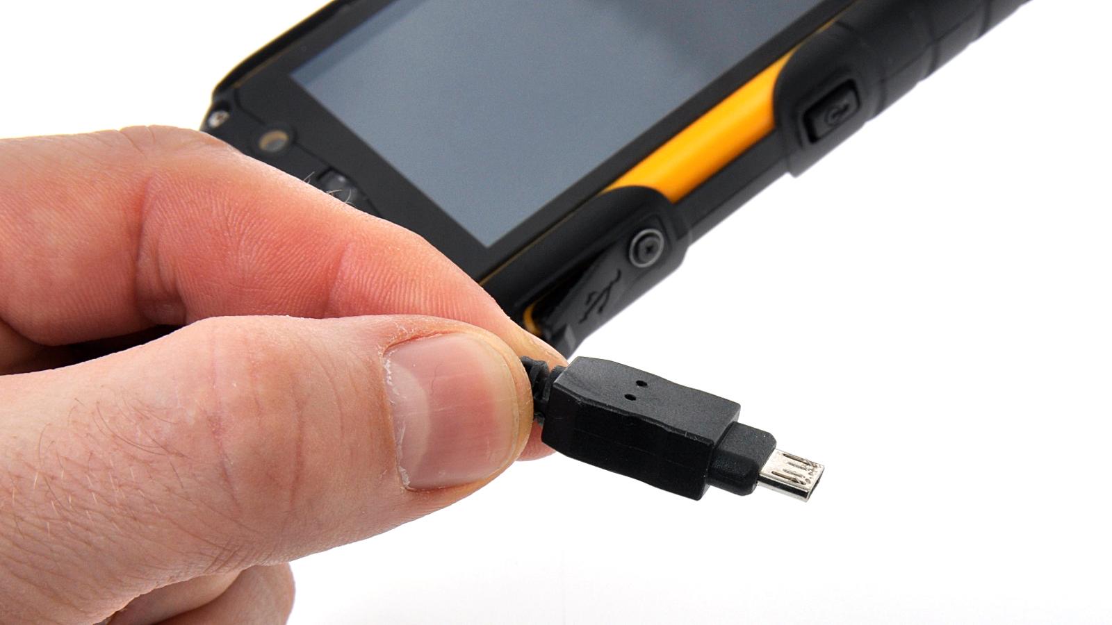 Micro-USB-kontakten sitter så langt inn i telefonen at du må bruke den medfølgende spesialvarianten av Micro-USB-kabel for å lade telefonen.Foto: Kurt Lekanger, Amobil.no