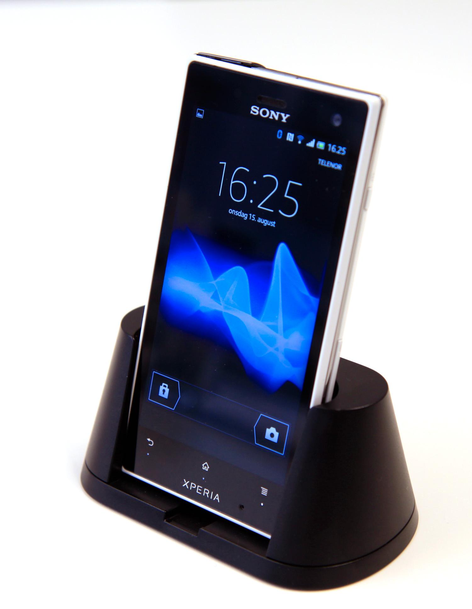 Dokkingløsningen til Sony Xperia Acro S lader mobilen uten at du behøver å åpne opp det vanntette dekselet til micro-USB-kontakten.Foto: Kurt Lekanger, Amobil.no