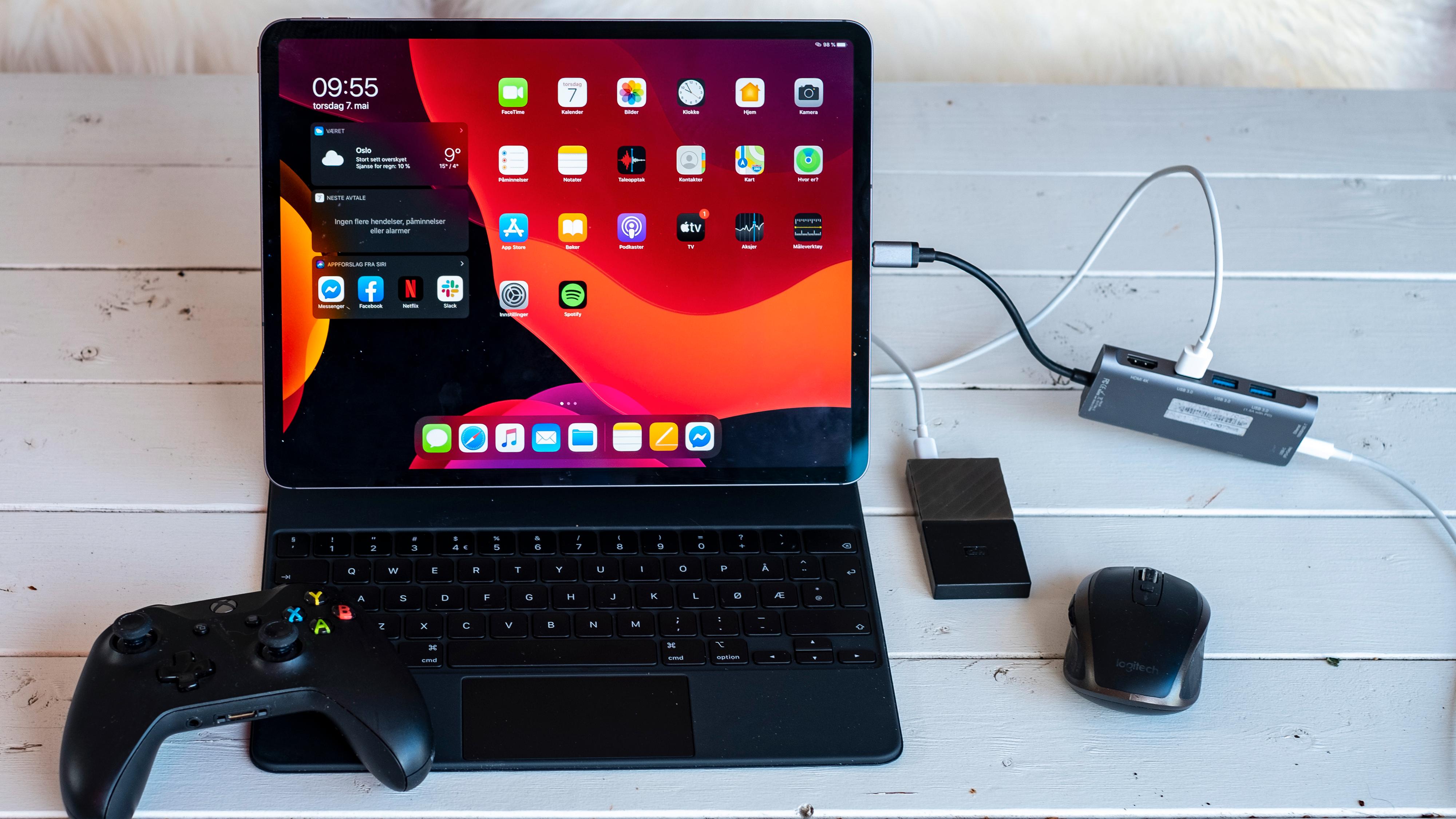 En langt billigere og mer fleksibel løsning er å bruke ekstern mus, USB-splitter og Apples eget Smart Keyboard.