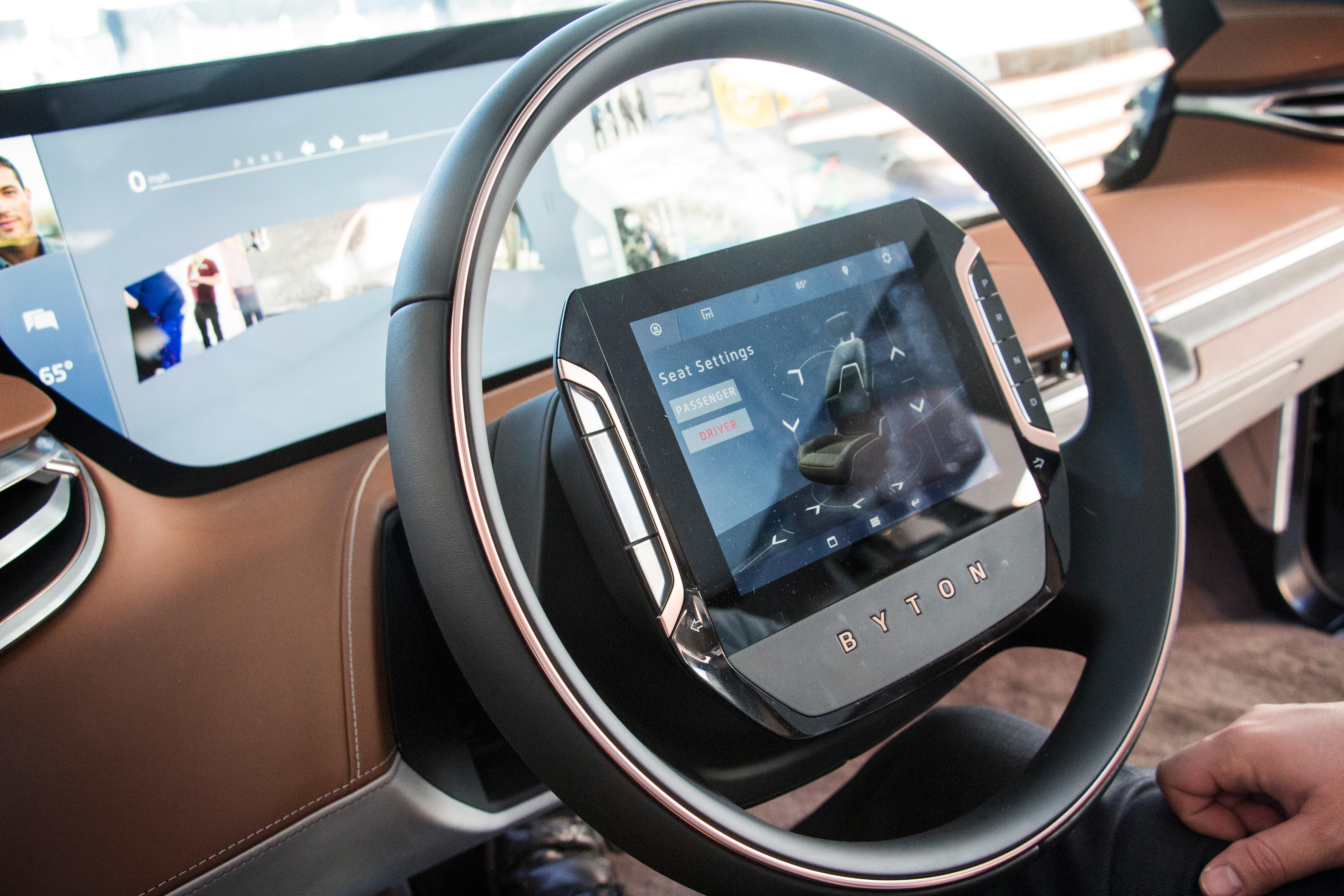 I rattet sitter det en egen touchskjerm som gir tilgang til alle bilens innstillinger. Airbagen sitter under skjermen.