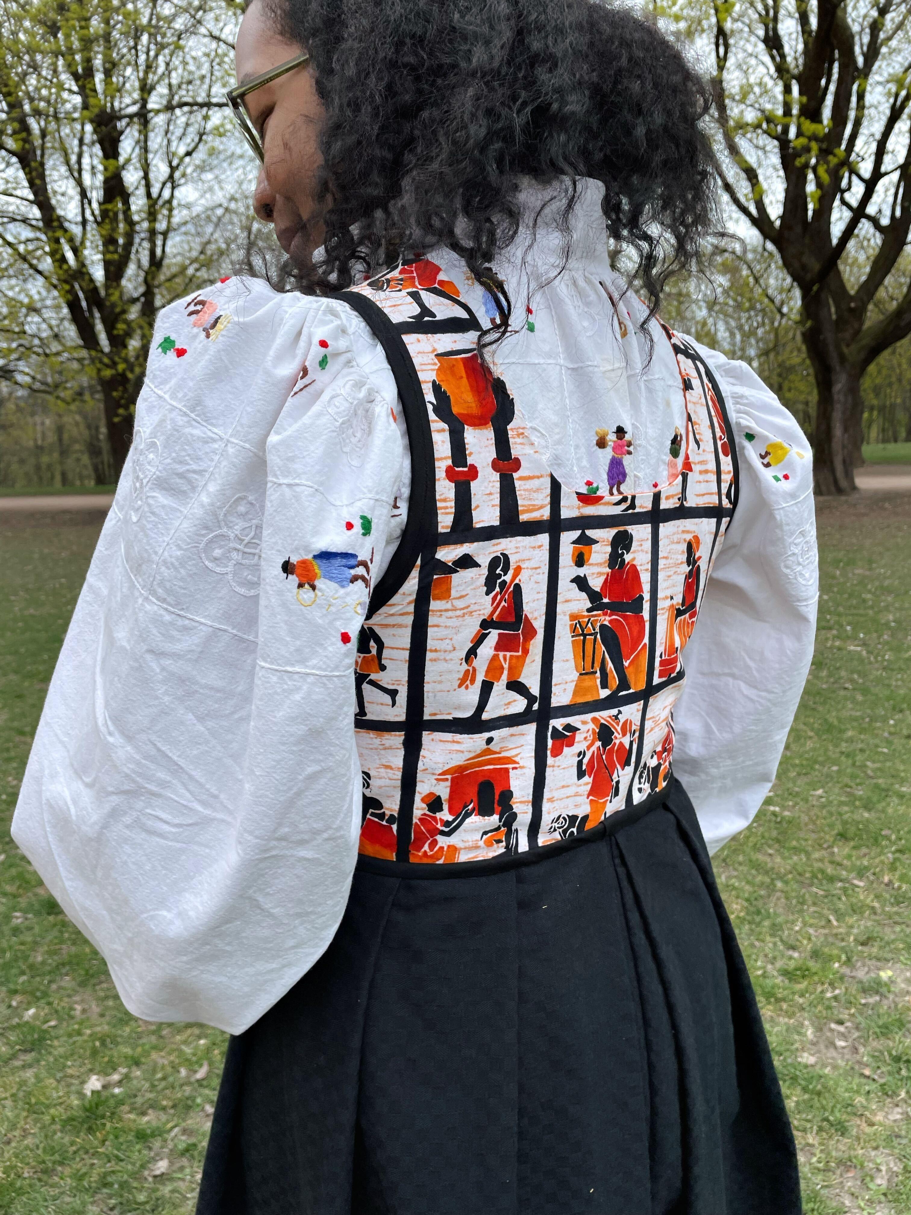 DUK FRA MAURITIUS: Felicia Constants skjorte er laget av en håndbrodert duk hun har fått av moren sin. Vesten er også laget av et stoff fra Afrika.