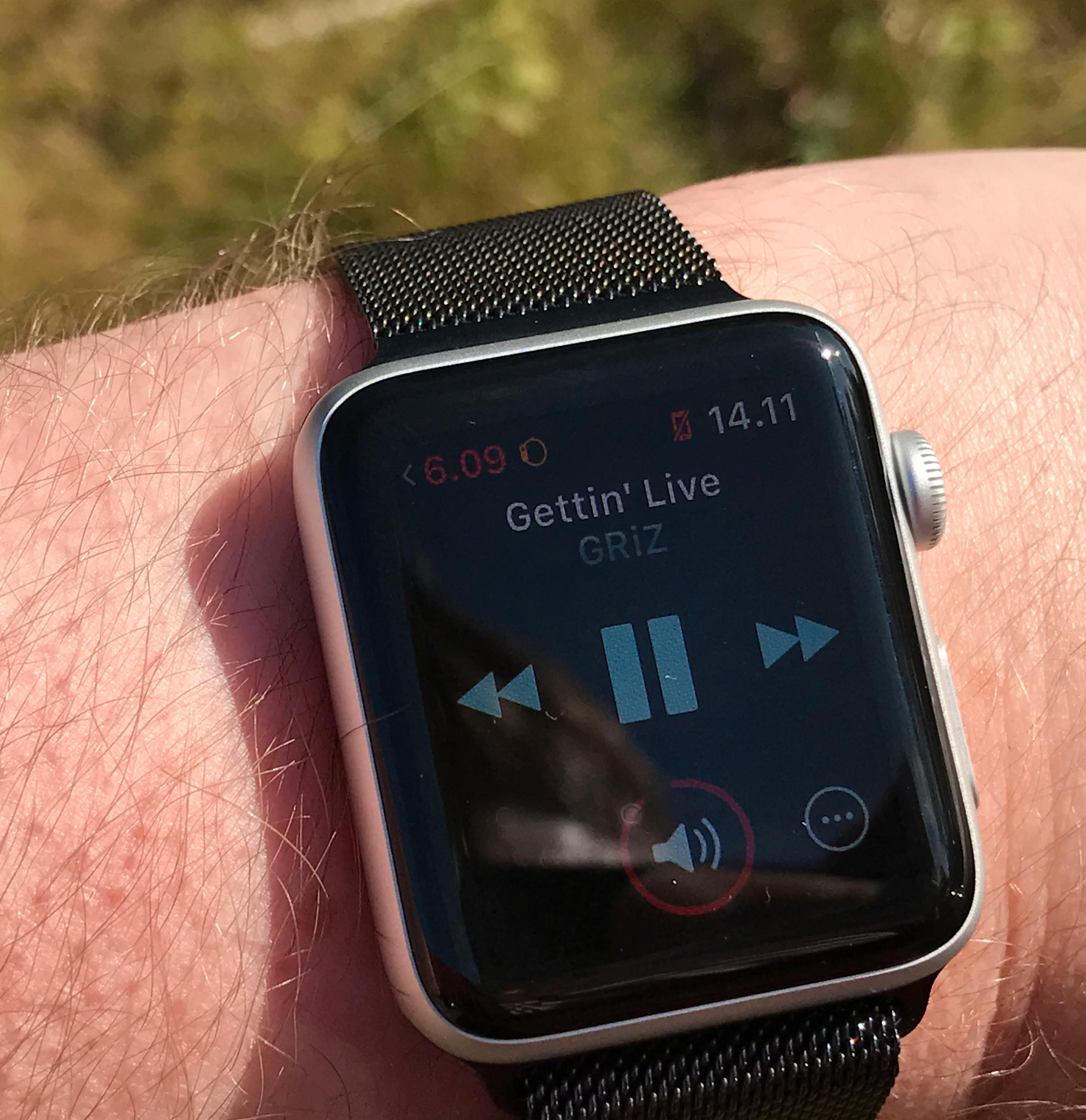 Når du først har fått lyden over på Apple Watch er det helt fortreffelig å la telefonen ligge igjen hjemme, med bare klokken og hodetelefoner som utstyr på tur.