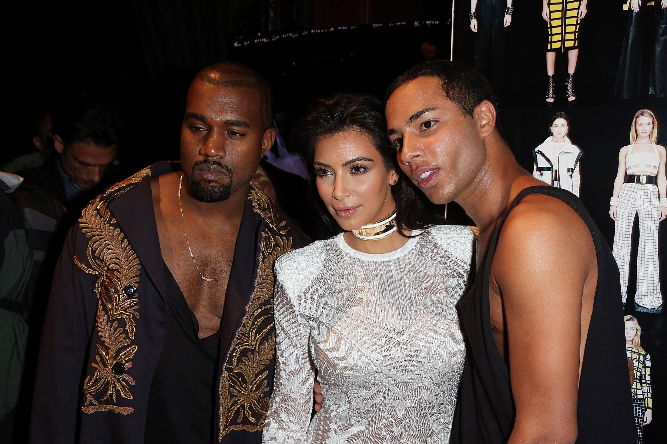 GODE VENNER: Kanye West, Kim Kardashian og Balmain sjefdesigner, Olivier Rousteing, har et nært forhold privat også. Her er superparet på Balmains motevisning i Paris tidligere i år. Foto: Getty Images