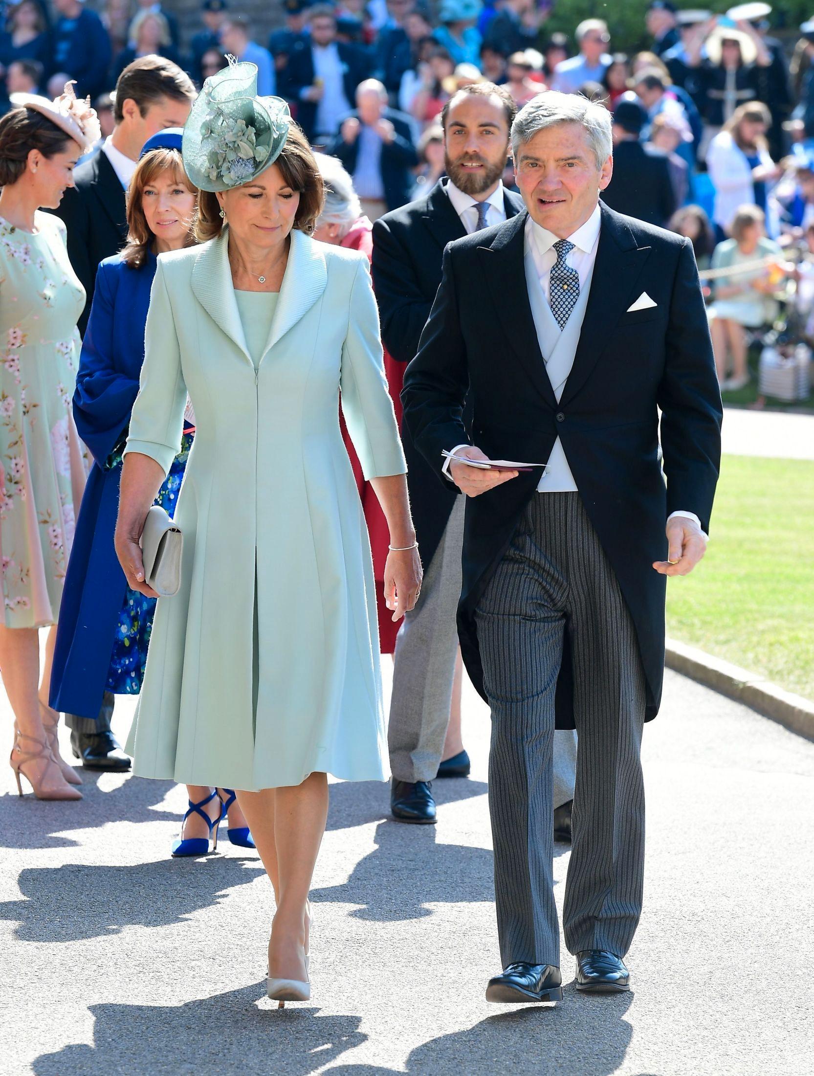 MIDDLETON-EKTEPARET: Carol og Michael Francis Middleton på vei inn i bryllupet til Prins Harry og Meghan Markle. Foto: Ian West/AFP