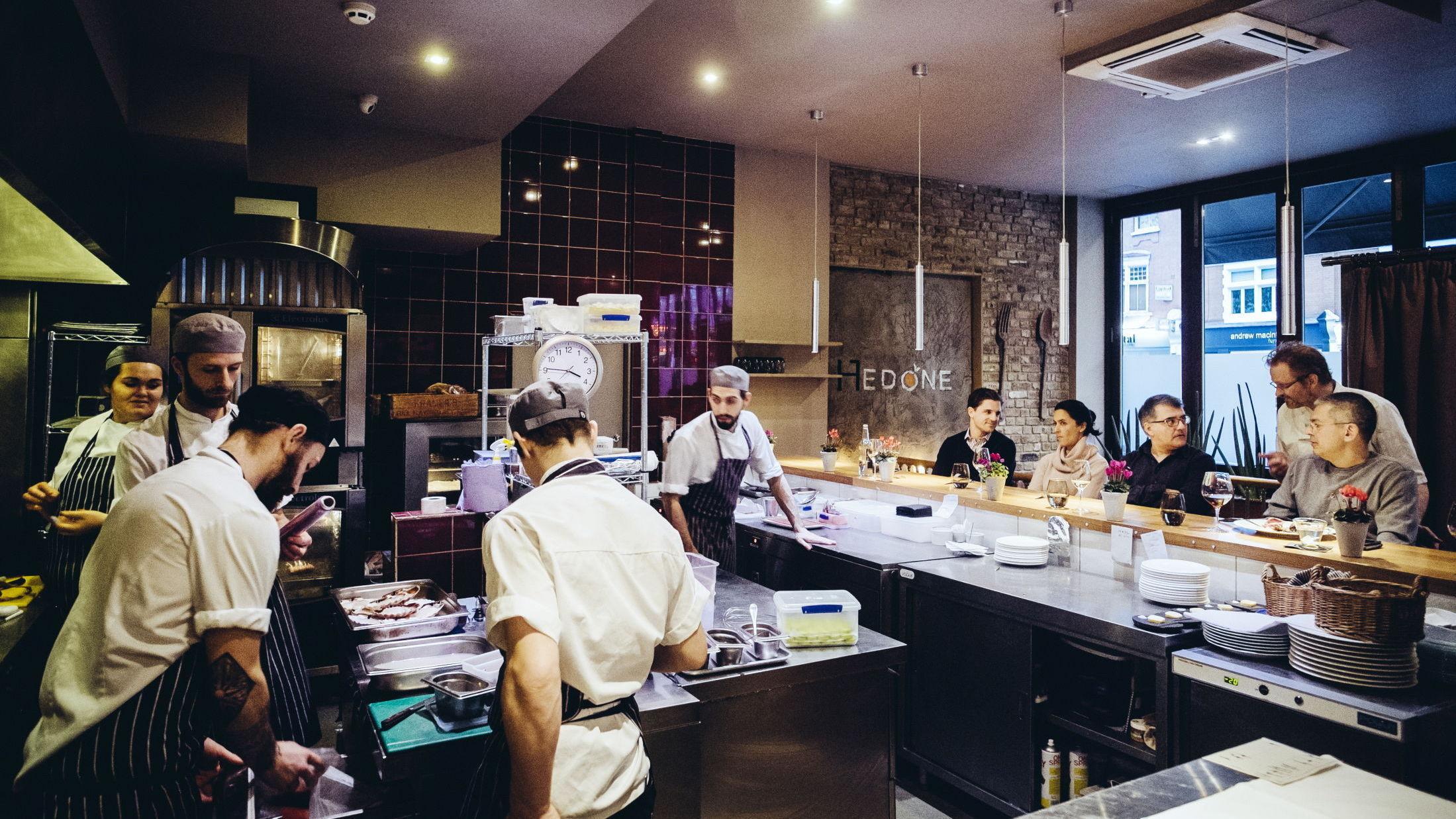 MICHELINSTJERNE: Hedone er kåret til den 70. beste restauranten i verden. Her presenterer Mikael Jonsson, svensk chef, stående til høyre i bildet maten for gjestene. Foto: Morten Rakke