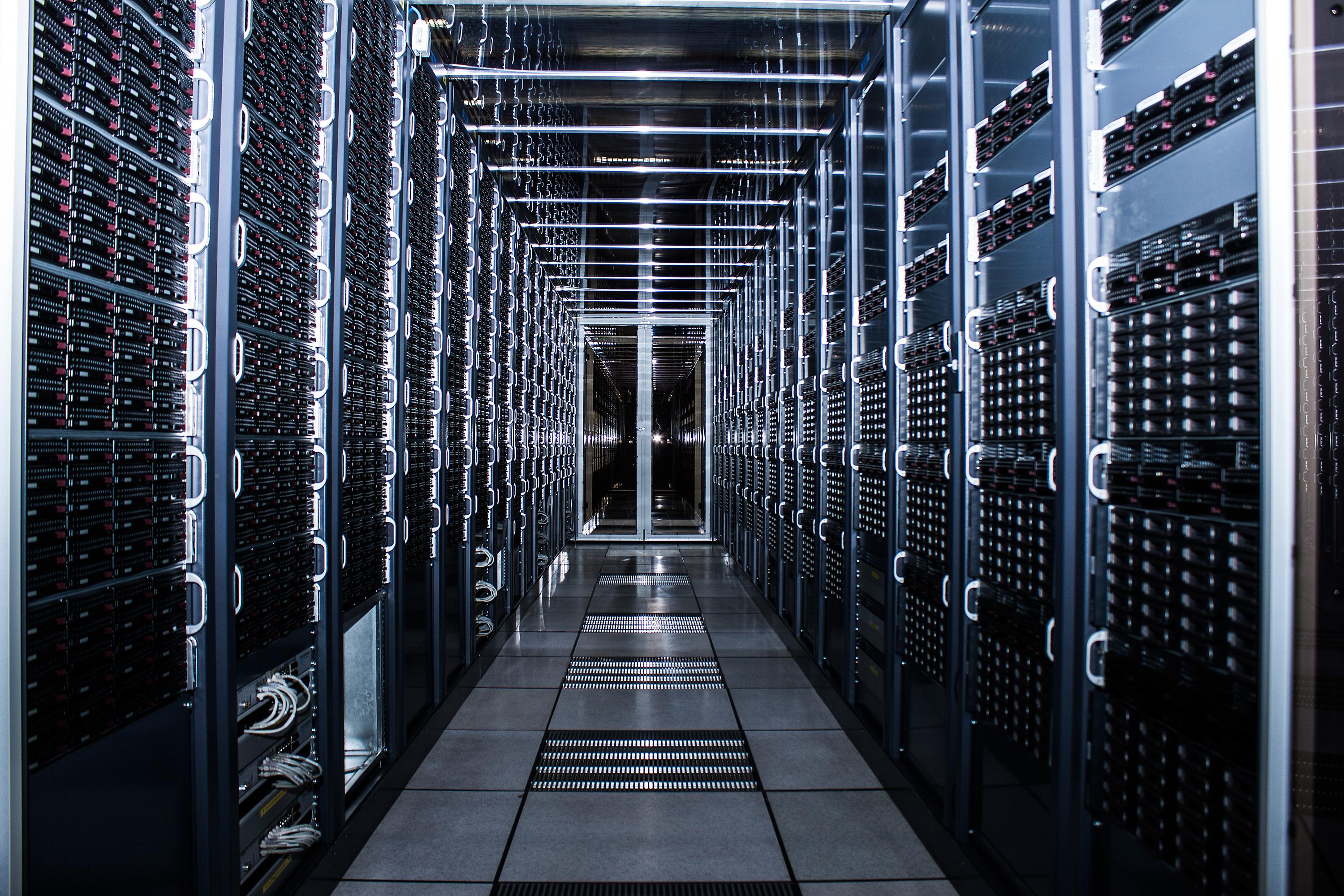 Lange korridorer fylt med blinkende servere og hvinende vifter tar unna de enorme datamengdene.