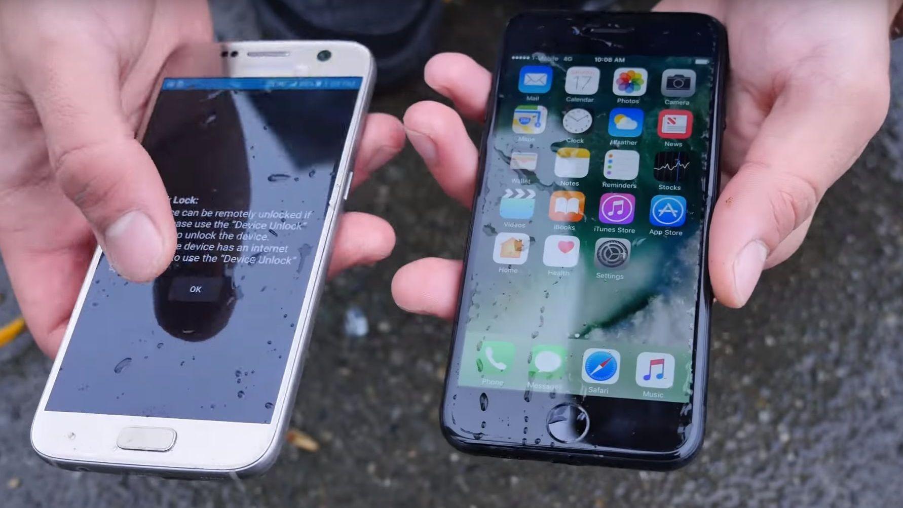 Testen måtte konkludere med at iPhone 7 (t.h.) har bedre vannsikring enn Galaxy S7.