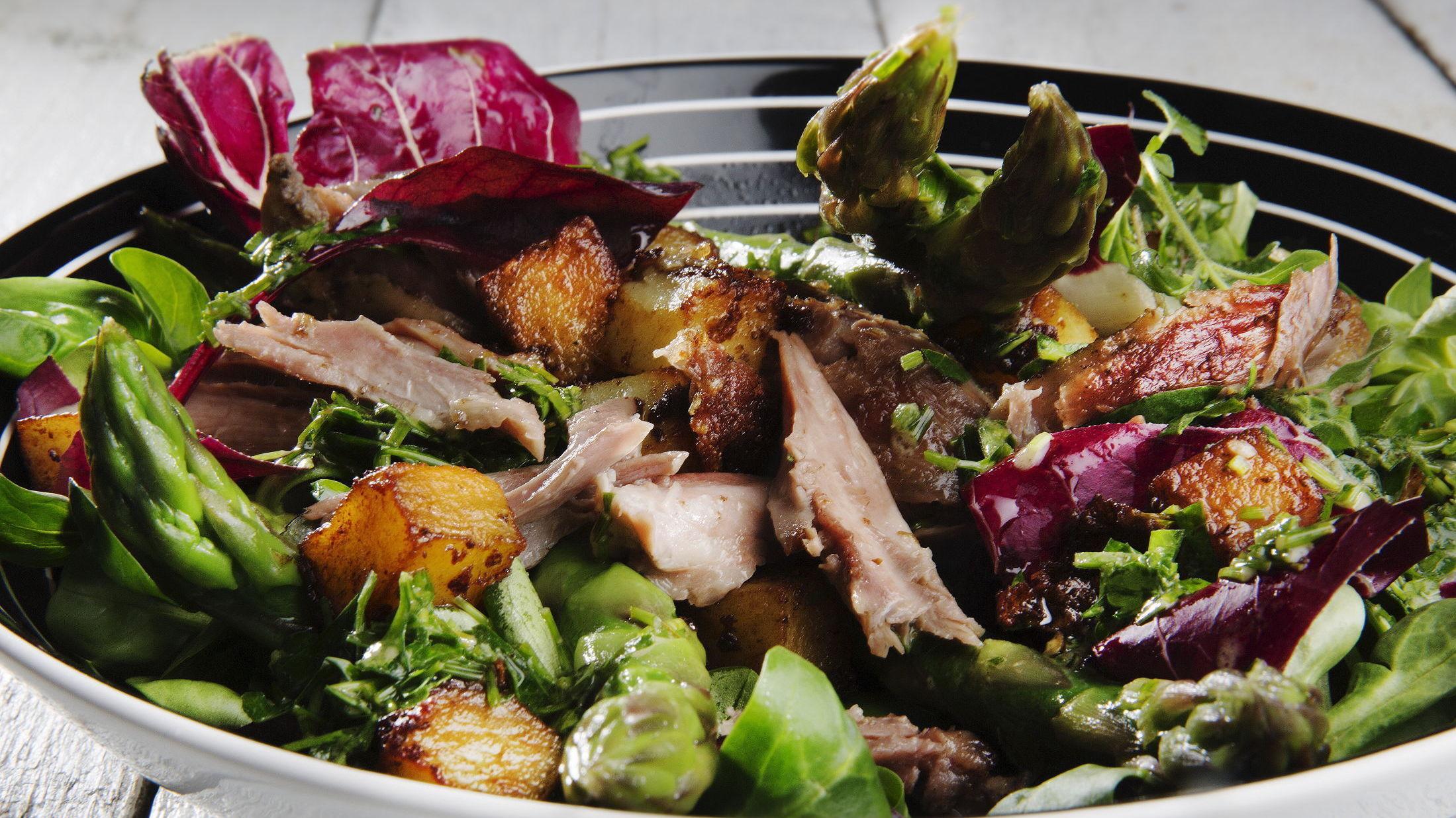 SAFTIG OG FRISKT: Andekonfit i salat med stekte potetterninger, asparges og bladsalat. Foto: Magnar Kirknes