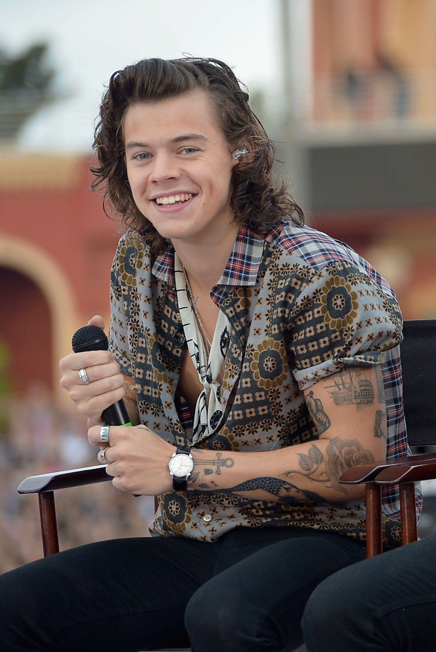 SILKESKJERF: Harry Styles elsket silkeskjerf og mønstrete skjorter. Foto: AFP