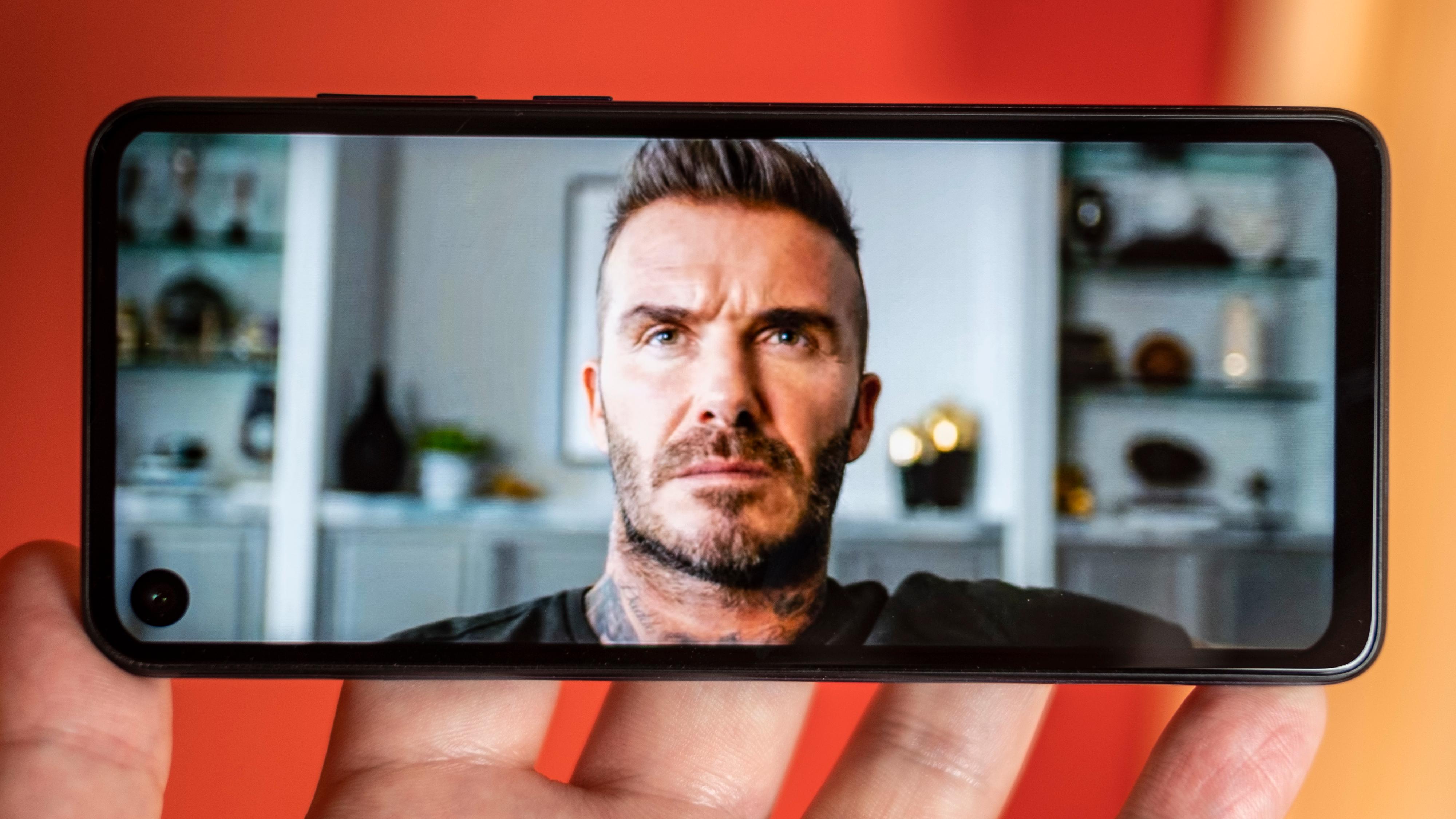 Slik kan 21:9-skjermen være på sitt beste. Deadpool-reklamen er i 21:9, og det lille av David Beckhams hårsveis som går utenom skjermen er ment å gjøre det. I Youtube får du også brukt hele skjermen når du vil.