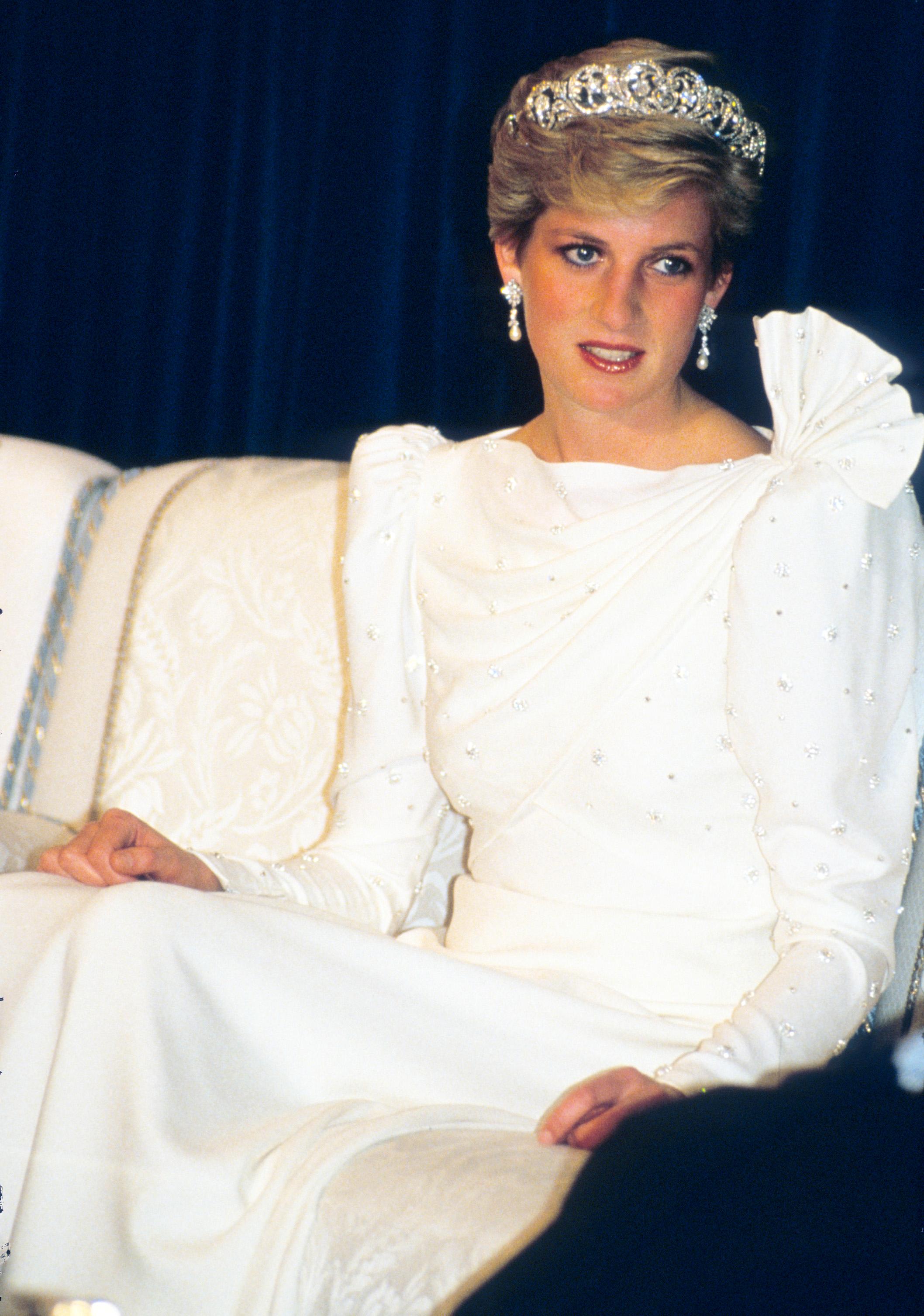 1986: Diana hadde en garderobe bestående av mange fjonge kjoler, som denne fra Elizabeth og David Emanuel, som også sto bak brudekjolen hennes. 